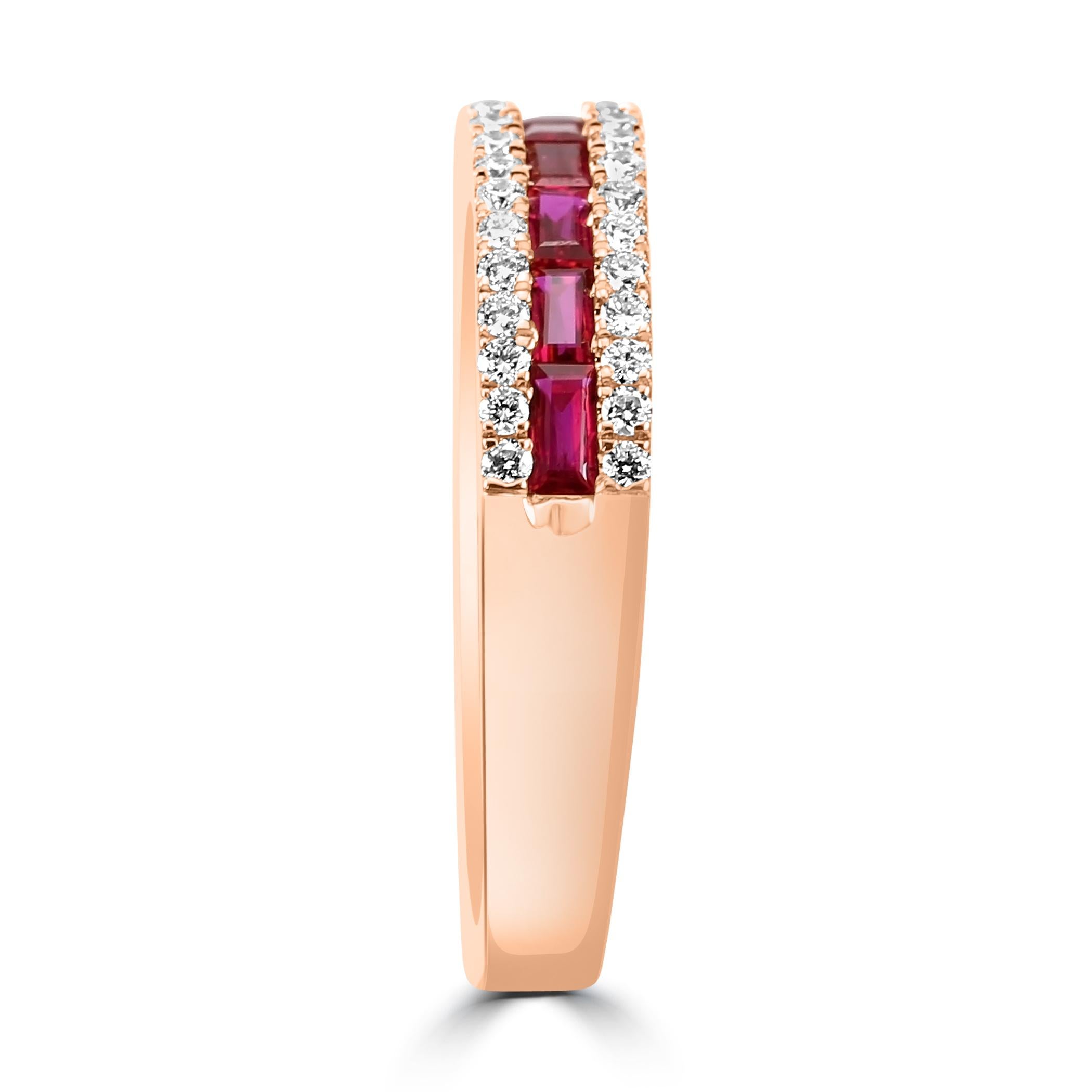 Taglio baguette Anello a fascia con rubino baguette e diamante bianco rotondo a tre file in oro 18 carati in vendita