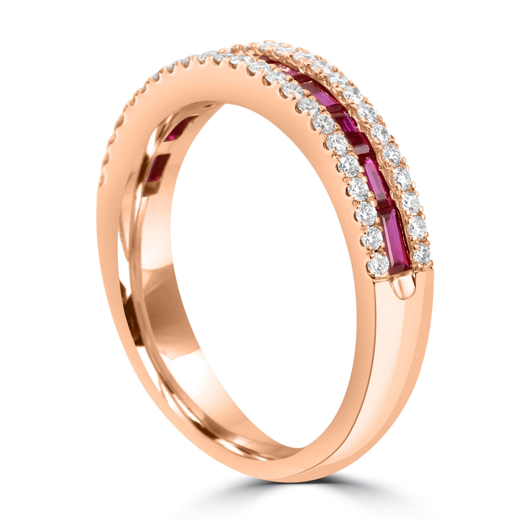 Anello a fascia con rubino baguette e diamante bianco rotondo a tre file in oro 18 carati In condizioni Nuovo in vendita a New York, NY