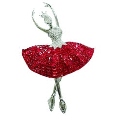 Broche ballerine en or blanc 18 carats avec sertissage invisible