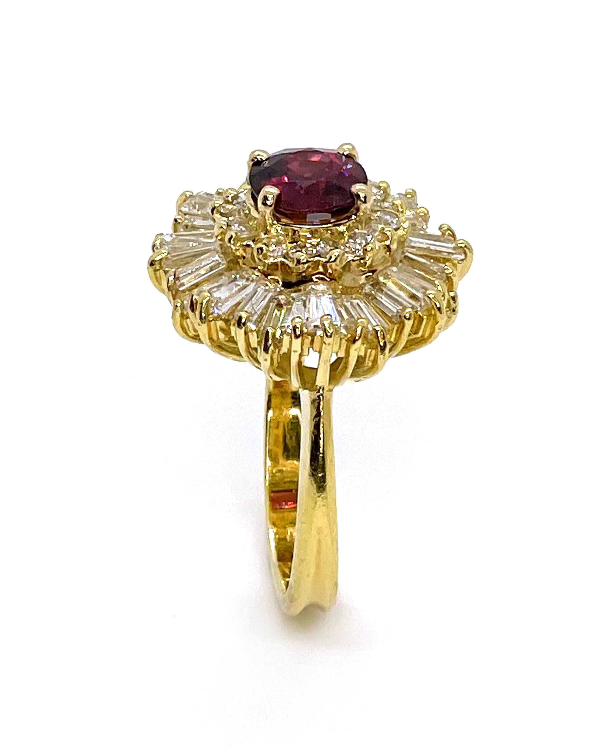 De las mujeres Anillo Vintage Rubí Bailarina Doble Halo Baguette y Diamantes Redondos en Oro Amarillo en venta