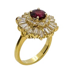 Anello Ballerina in rubino vintage con doppia aureola di diamanti baguette e rotondi in oro giallo