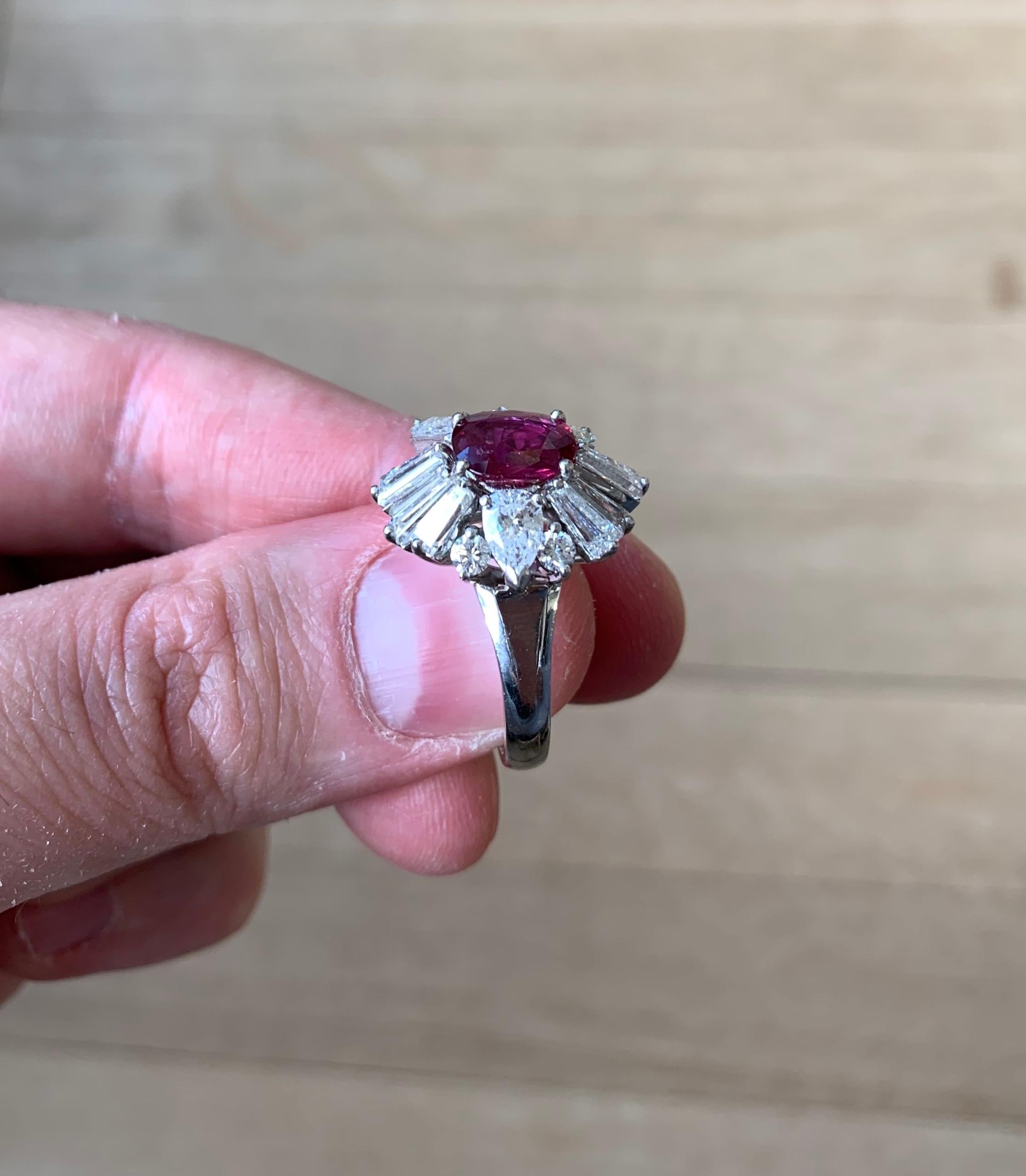 Rubin Ballerina Stil Diamant Ring

Der Rubin hat 1,62 Karat und ist zertifiziert, dass er aus Thailand stammt

Platin

Größenverstellbar auf jede Ringgröße