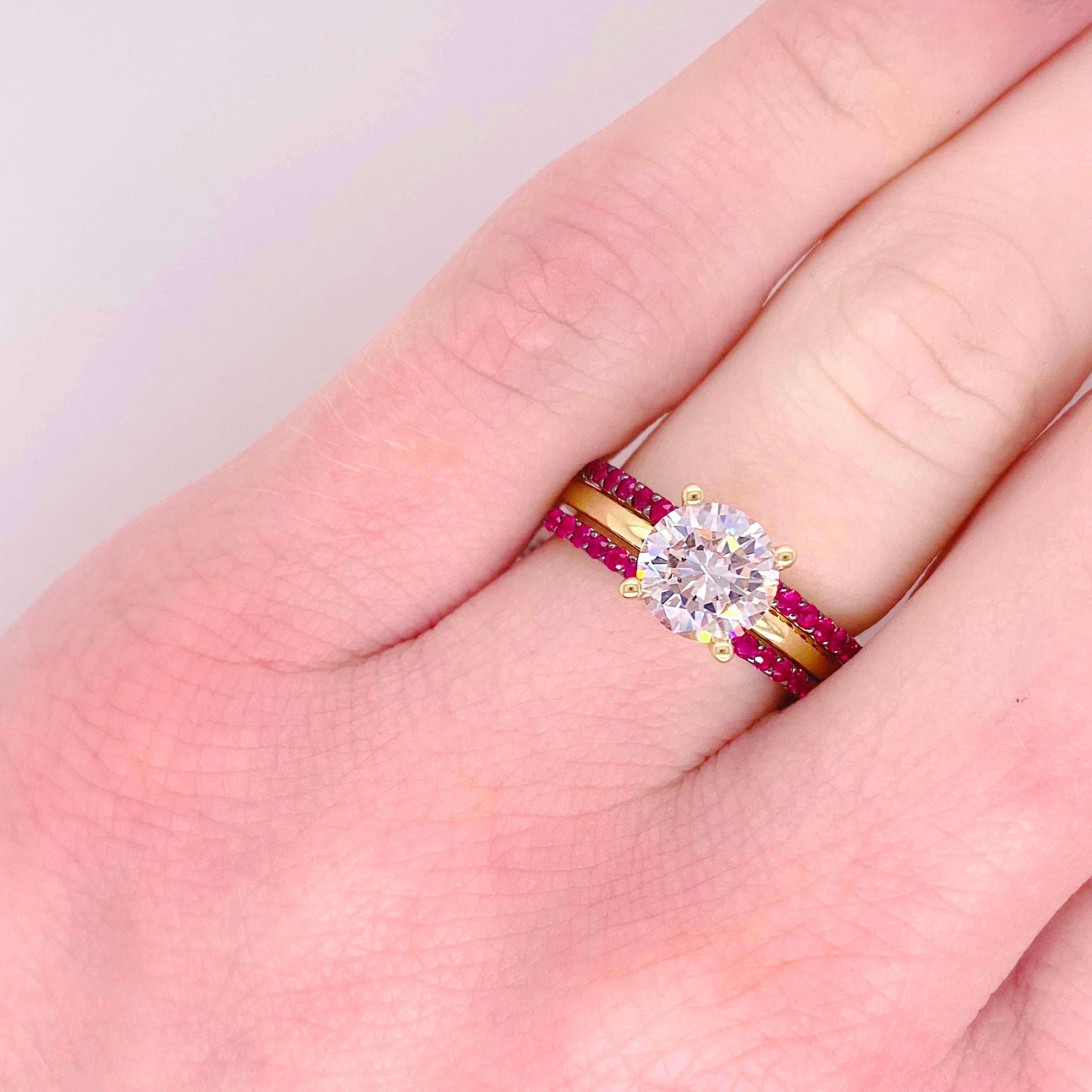 Rubin-Rubin-Ring, 19 Rubine in Gelbgold geschmückt, minimalistisch, stapelbarer Ring, Größenverstellbar im Zustand „Neu“ im Angebot in Austin, TX