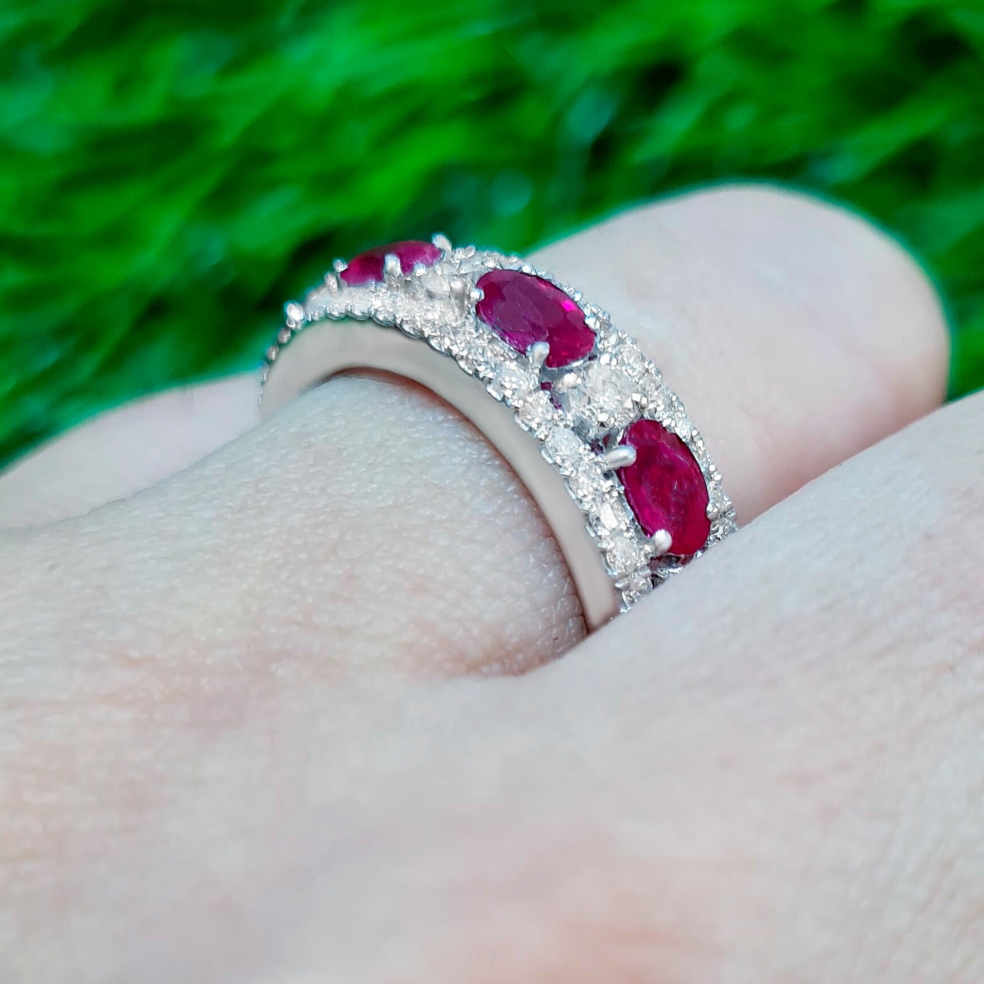 Oval Cut Ruby Band Ring With Diamonds 2.35 Carats 18K Gold For Sale