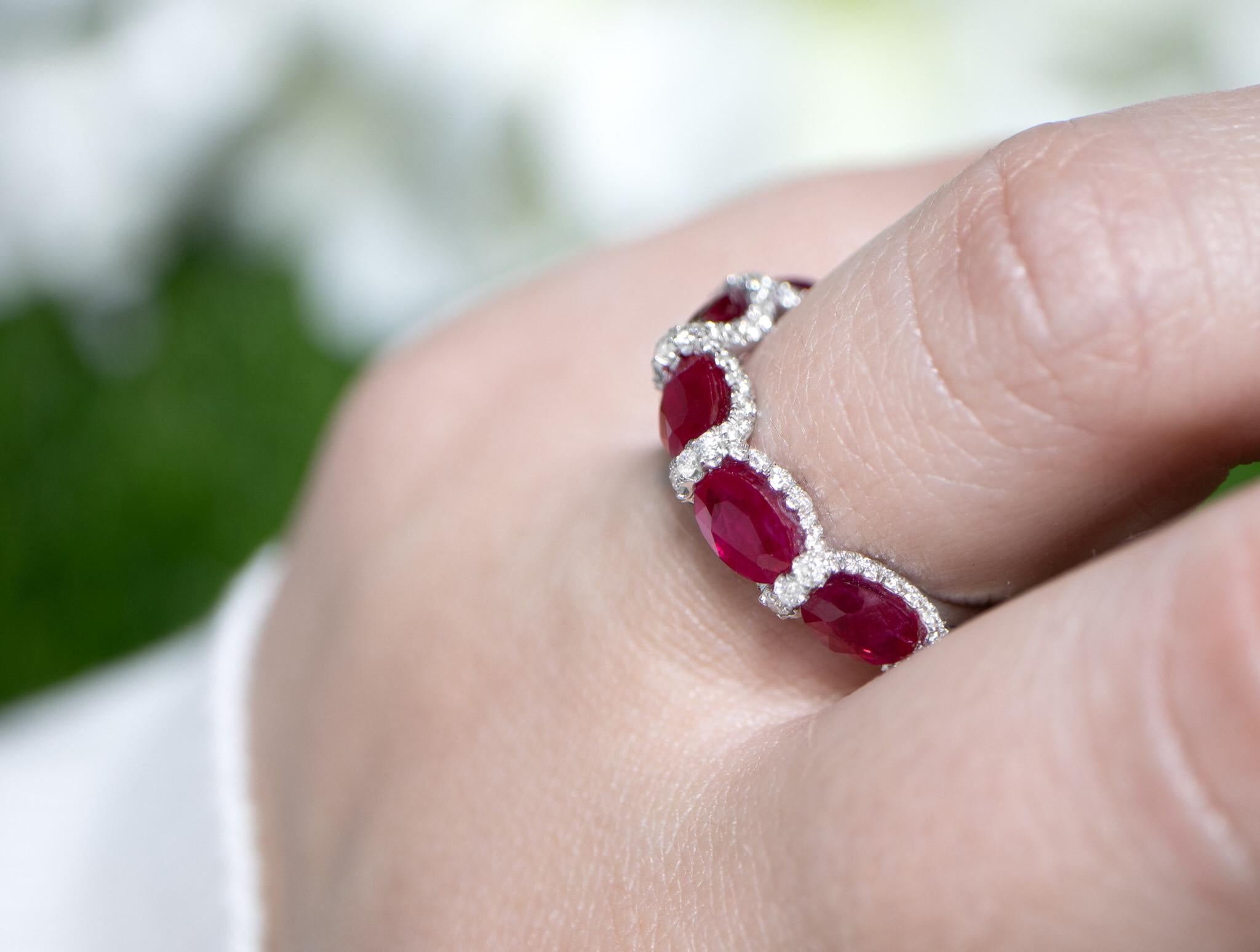 Il est accompagné d'une évaluation gemmologique par la GIA (GG/AJP).
Toutes les pierres précieuses sont naturelles
Rubis = 2,74 carats
Diamants = 0,50 carats
Métal : Or blanc 18K
Taille de l'anneau : 6.5* US
*Il peut être redimensionné en fonction