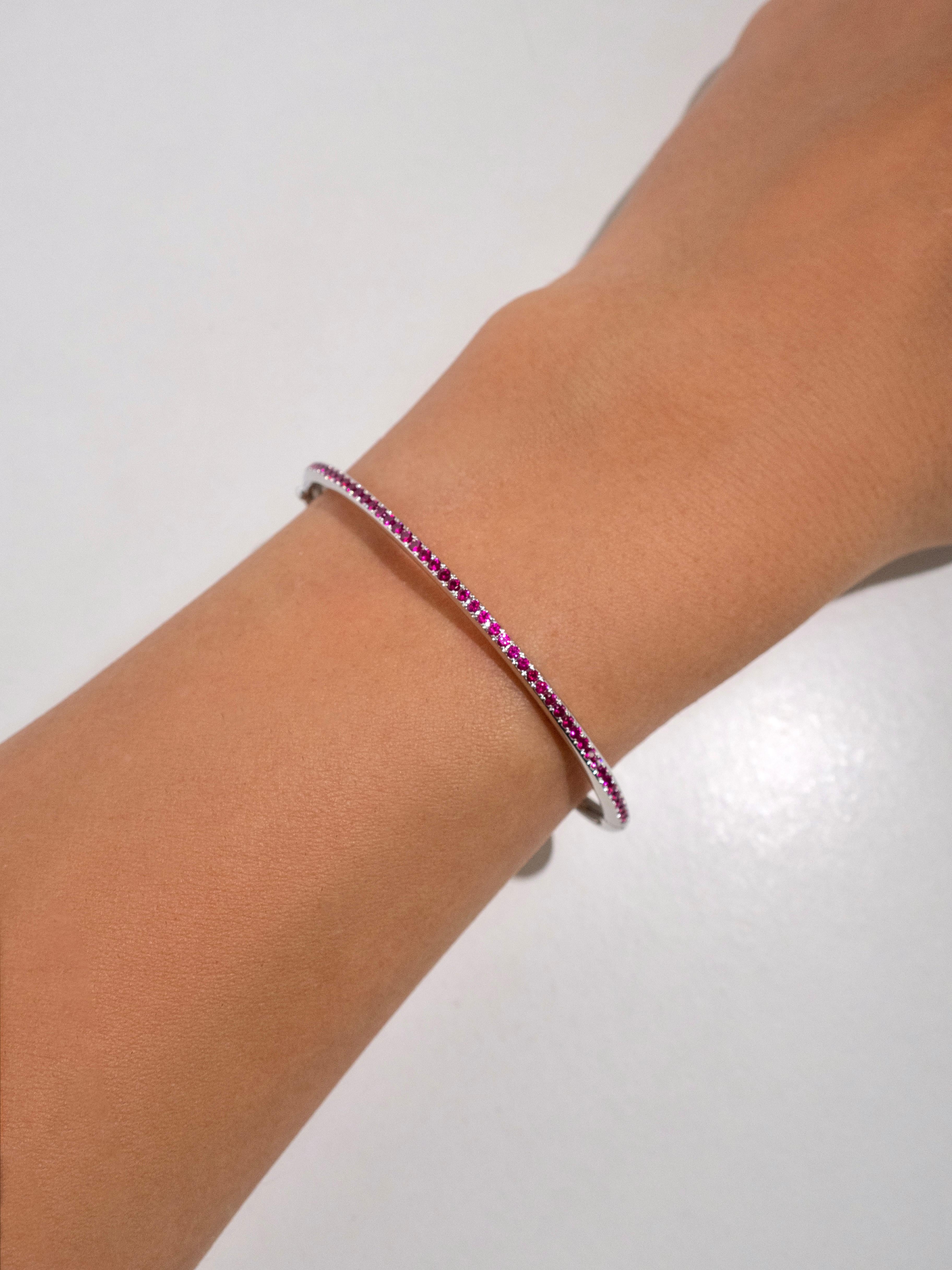 Moderno Bangle con rubino in oro bianco 18 carati in vendita