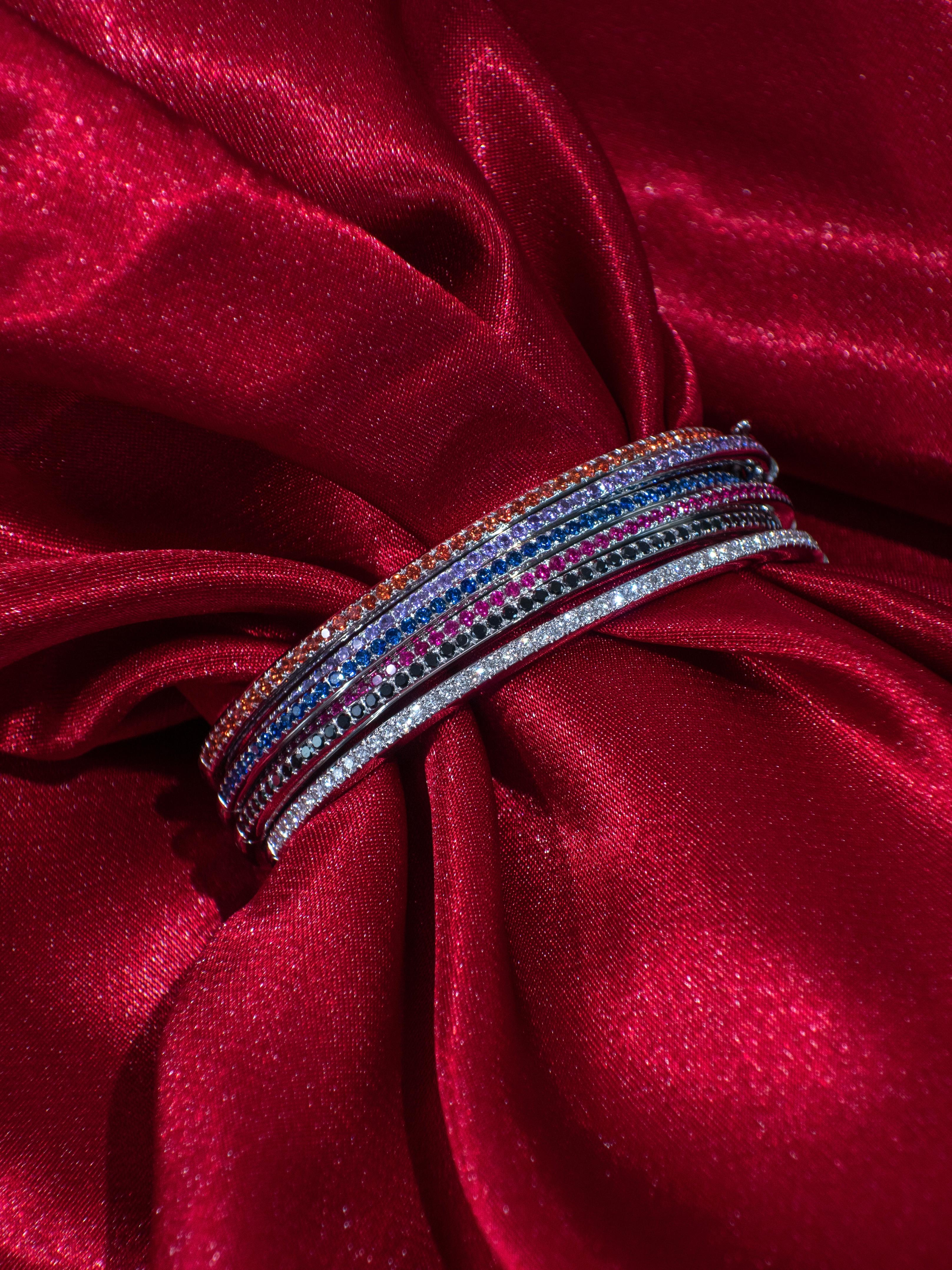 Taglio rotondo Bangle con rubino in oro bianco 18 carati in vendita