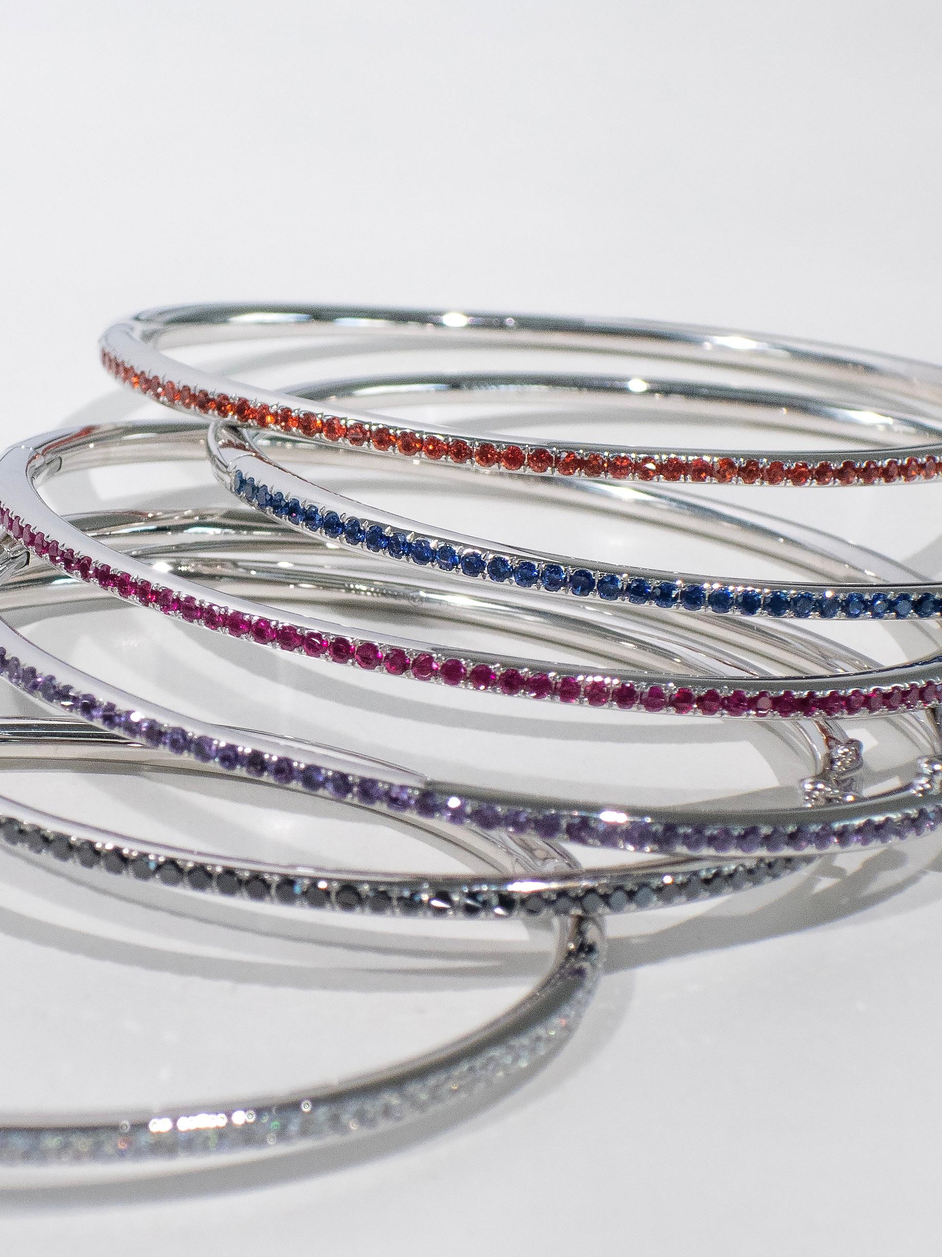 Bangle con rubino in oro bianco 18 carati In condizioni Nuovo in vendita a Bangkok, TH