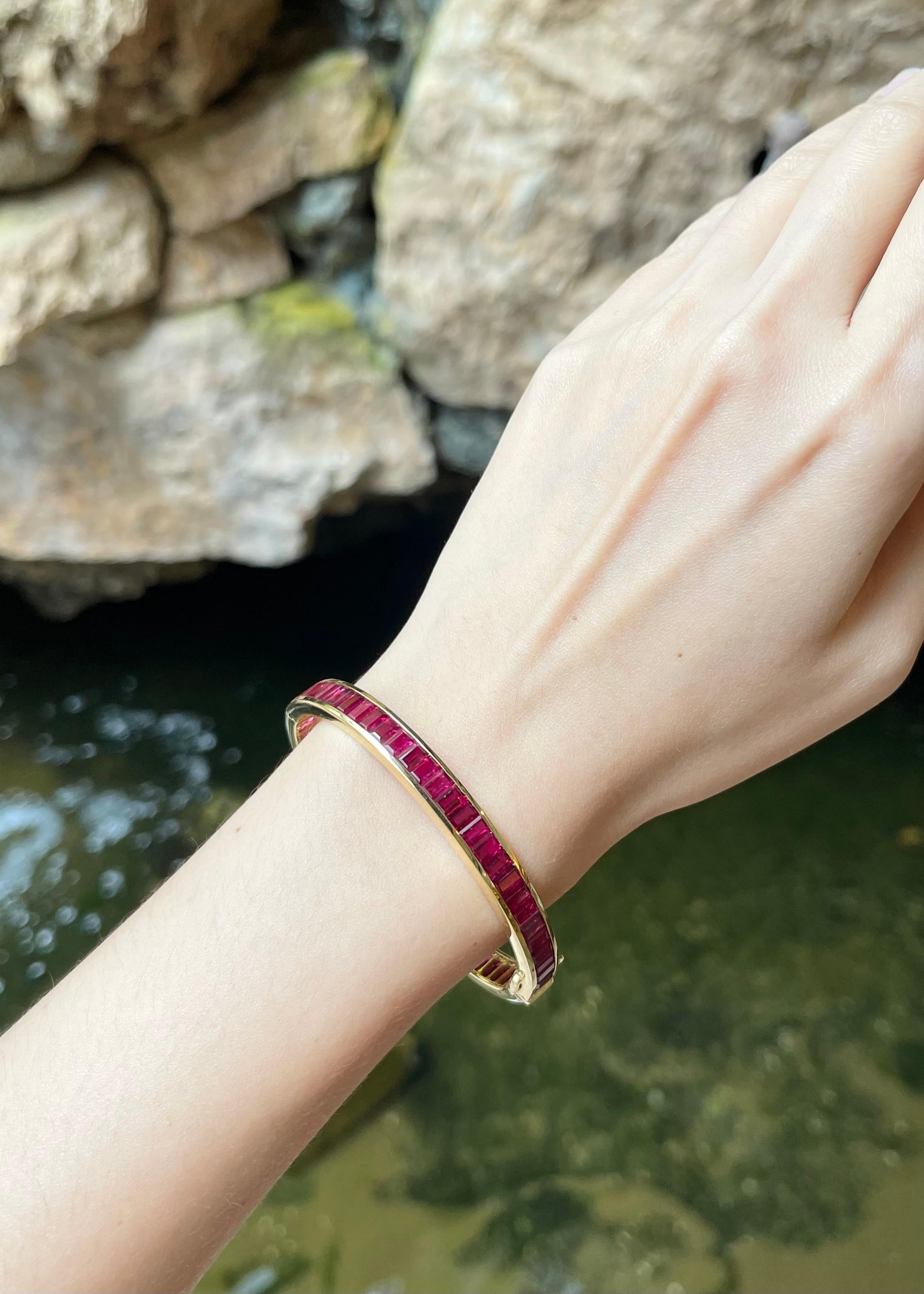 Ruby 24.78 carats Bangle set in 18K Gold Settings

Width:  0.6 cm 
Diameter: 5.7 cm
Total Weight: 30.84 grams

