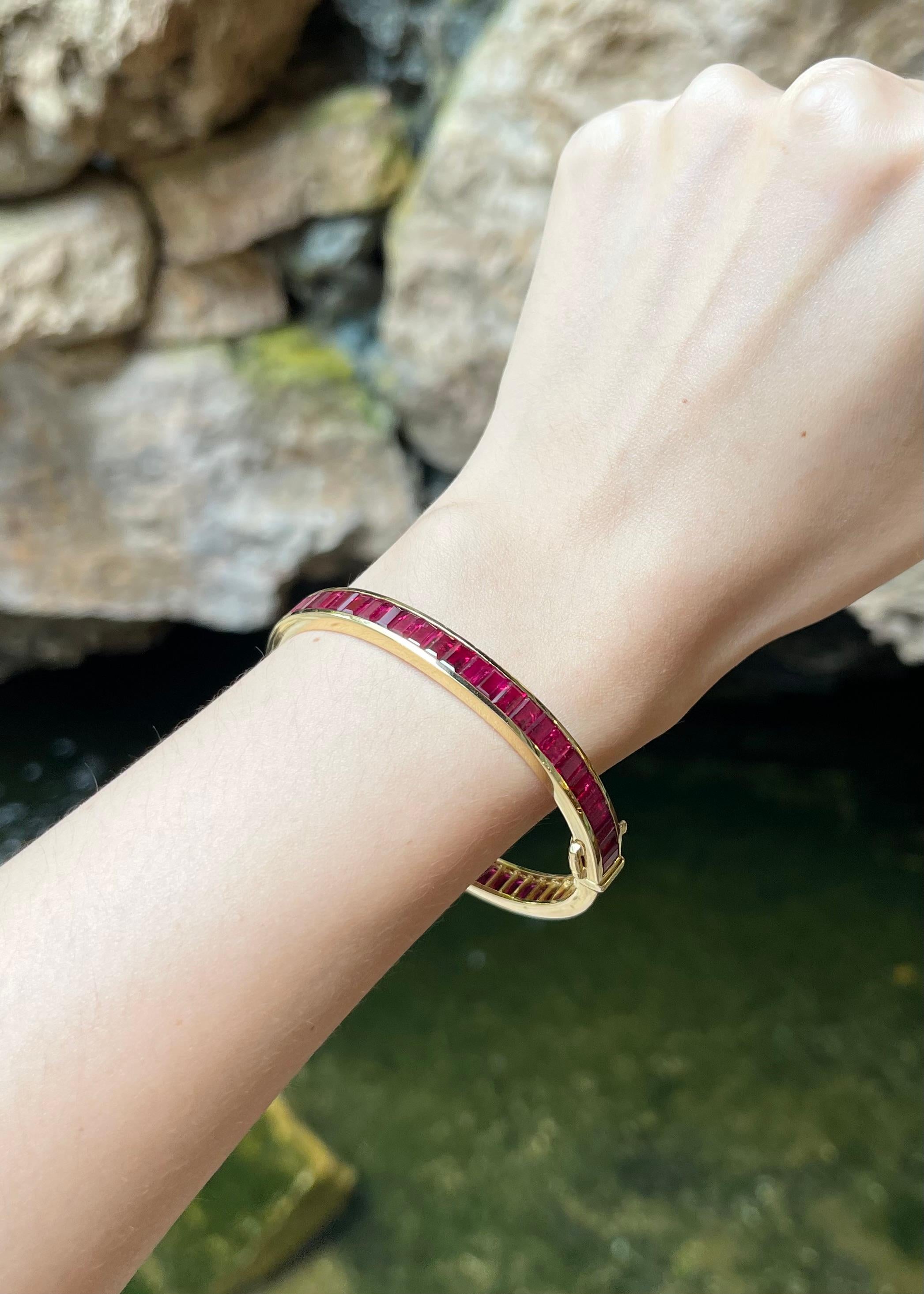 Ruby Bangle set in 18K Gold Settings In New Condition For Sale In Bangkok, TH