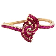 Conjunto de brazalete de rubí en engastes de oro rosa de 18 quilates