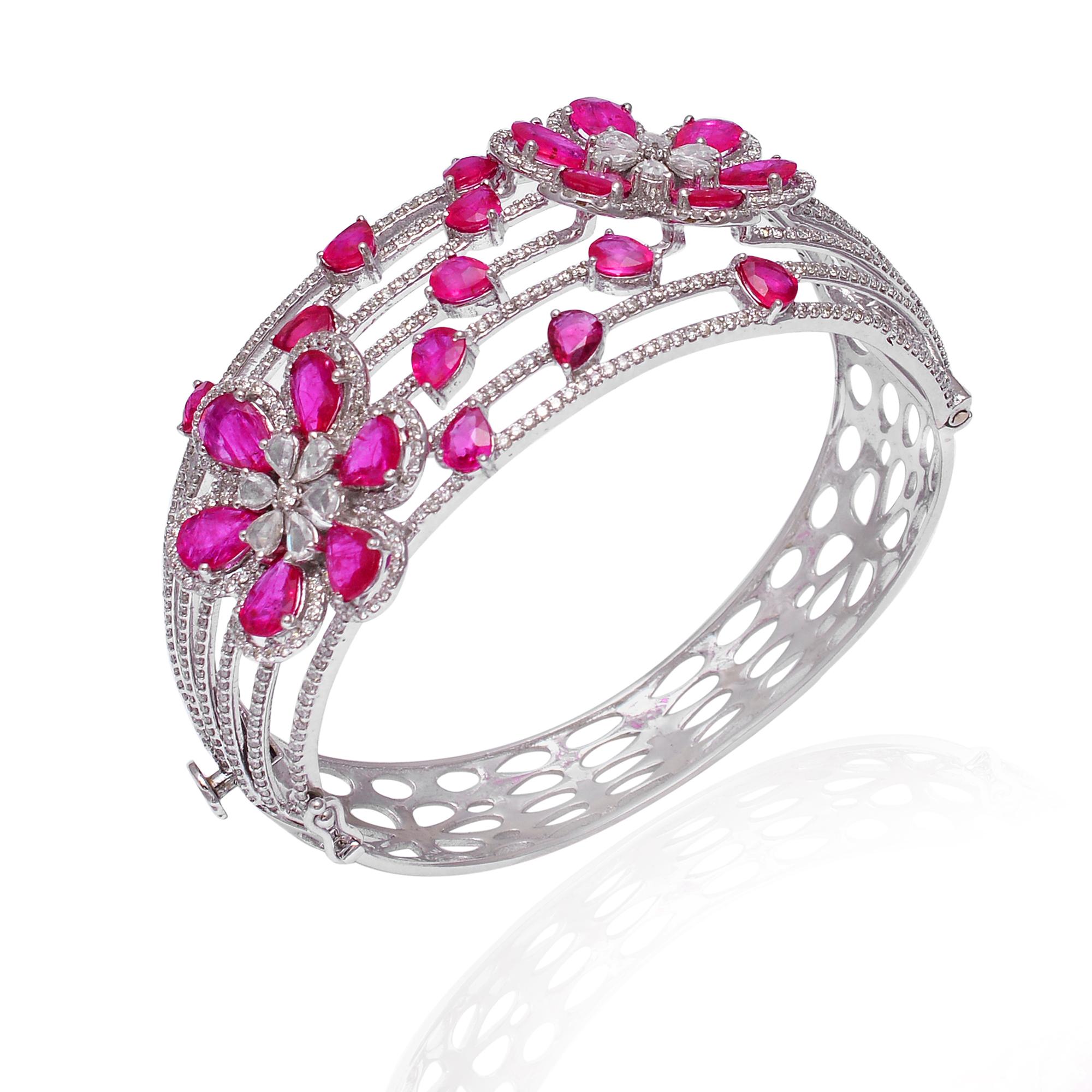 This is a beautiful bangle made up of 18K Gold, high-quality diamonds, and rubies. This is perfect for any special occasion like a wedding, engagement, festival, etc.

Specifications :-

Gross Weight: 38.500 grams
Gold Weight : 35.666 grams
Diamond