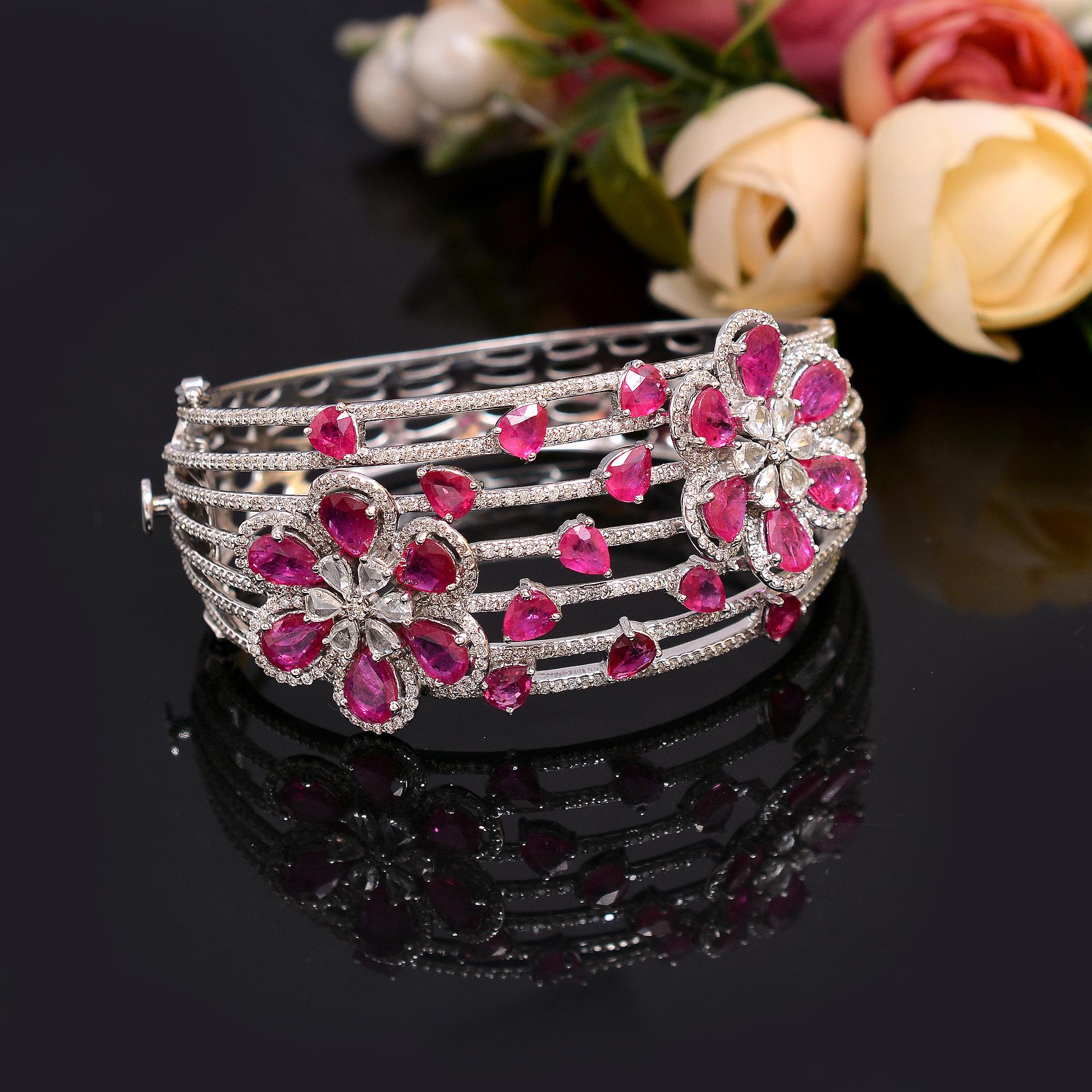 Taille brillant Bracelet jonc en or 18 carats avec rubis et diamants en vente