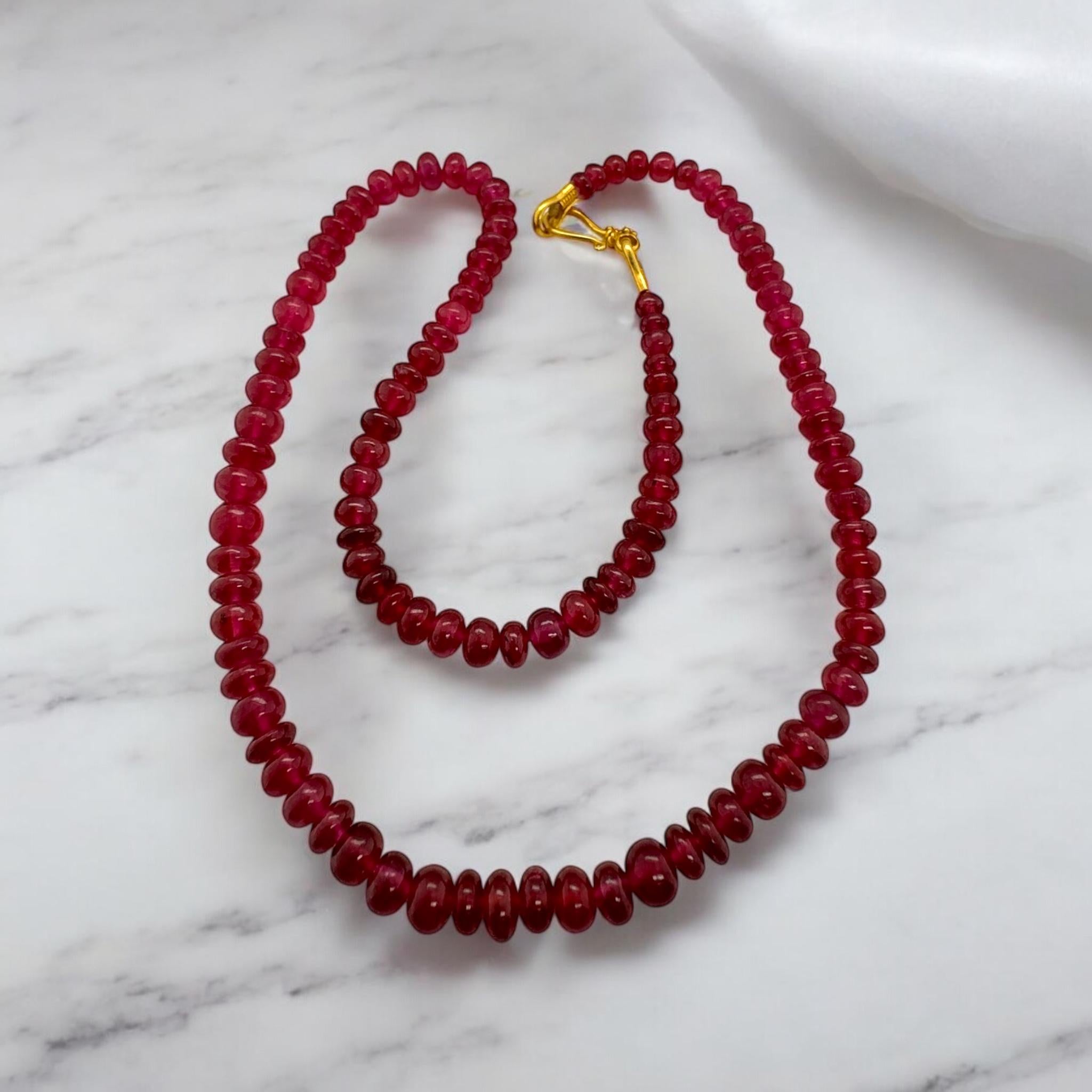 ¡¡Nos encanta el aspecto encantador de este collar de rubíes!!
Queda absolutamente impresionante puesta, sola o en capas.

Detalles del collar
Material del cierre: Oro amarillo de 22 quilates
Peso: 26,1 gramos
Longitud: 16 1/4 Pulgadas

Acentuado