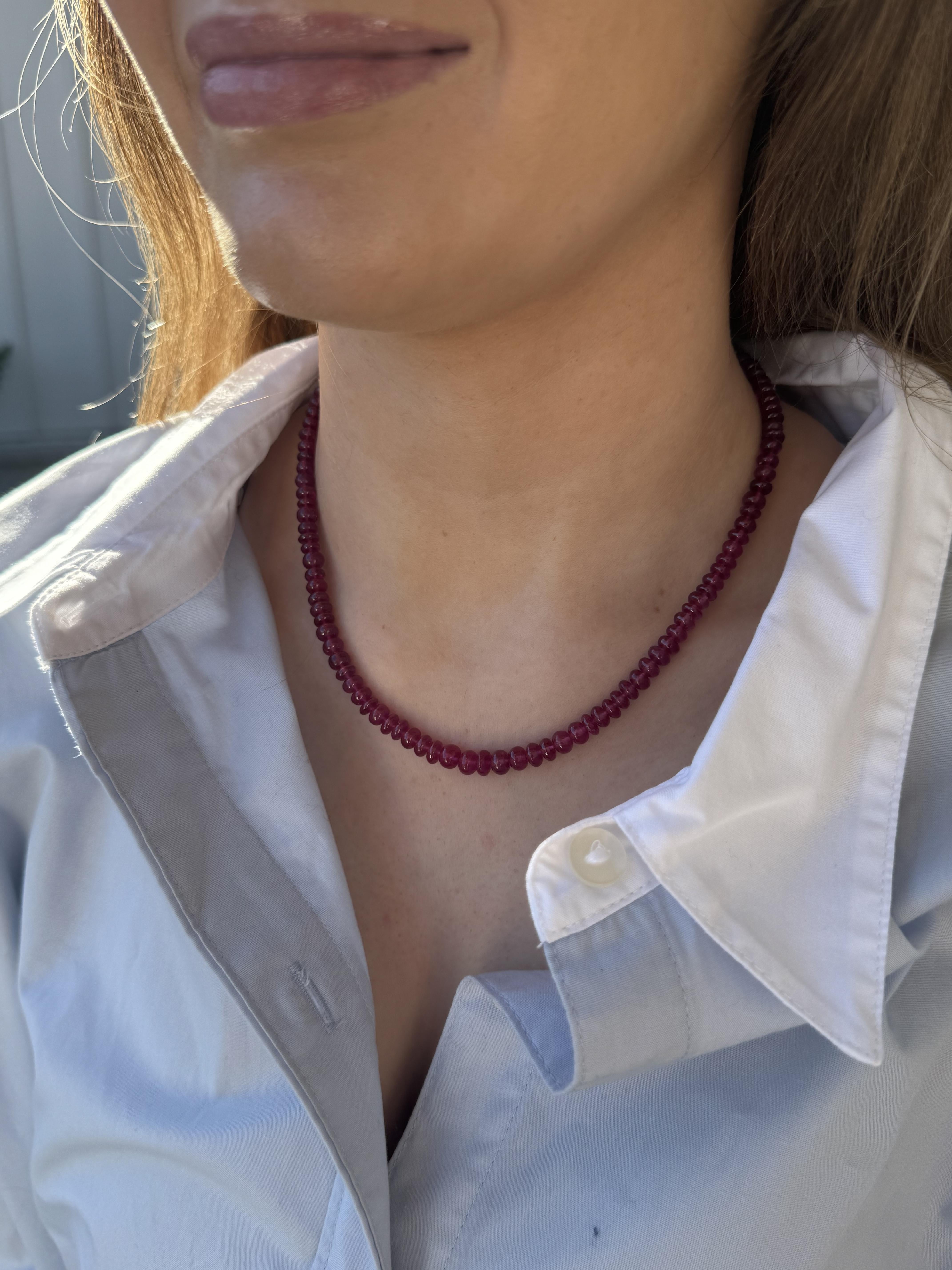 Collar de cuentas de rubí de oro amarillo de 22 quilates Contemporáneo en venta