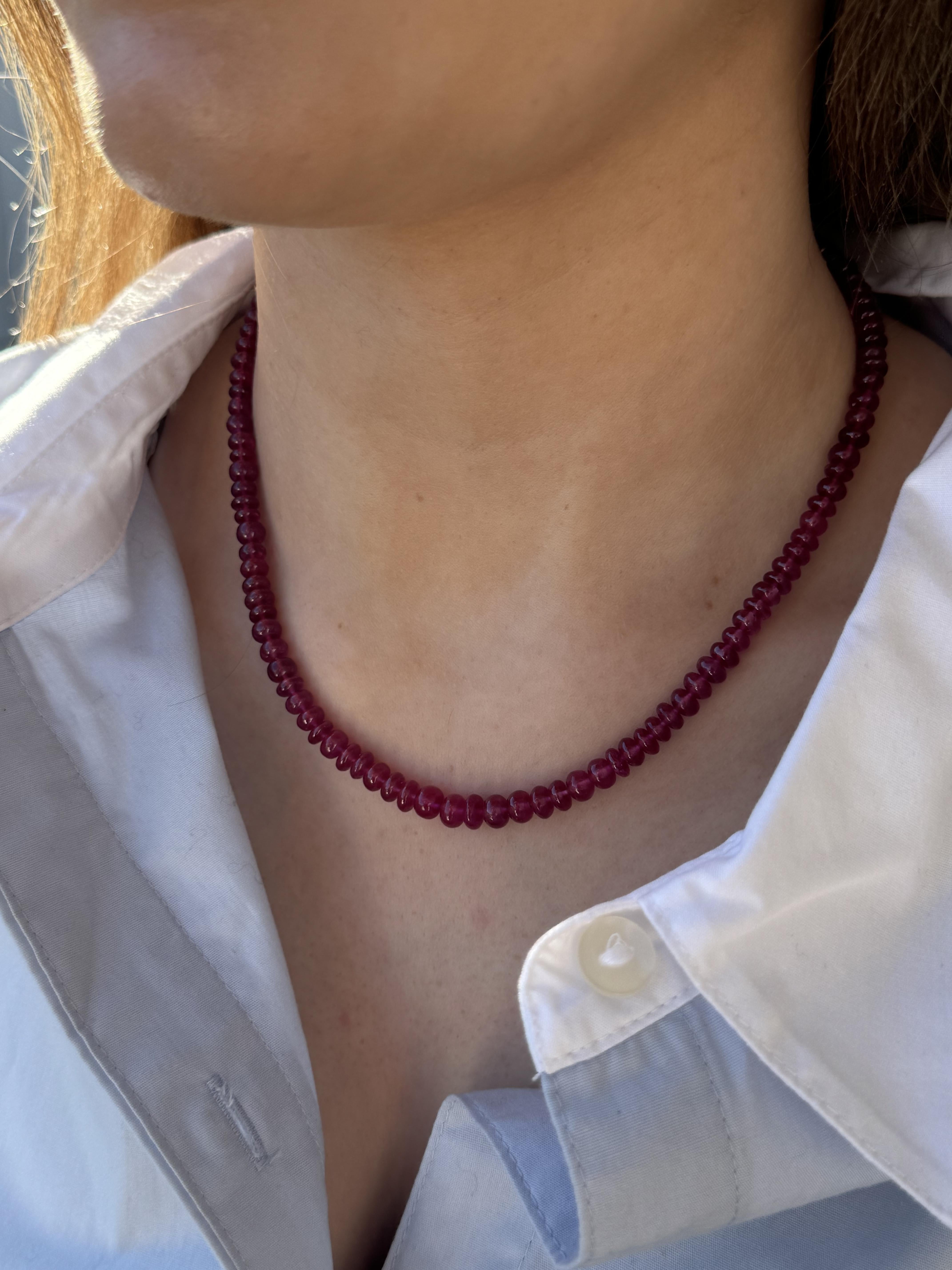 Collar de cuentas de rubí de oro amarillo de 22 quilates Cabujón en venta