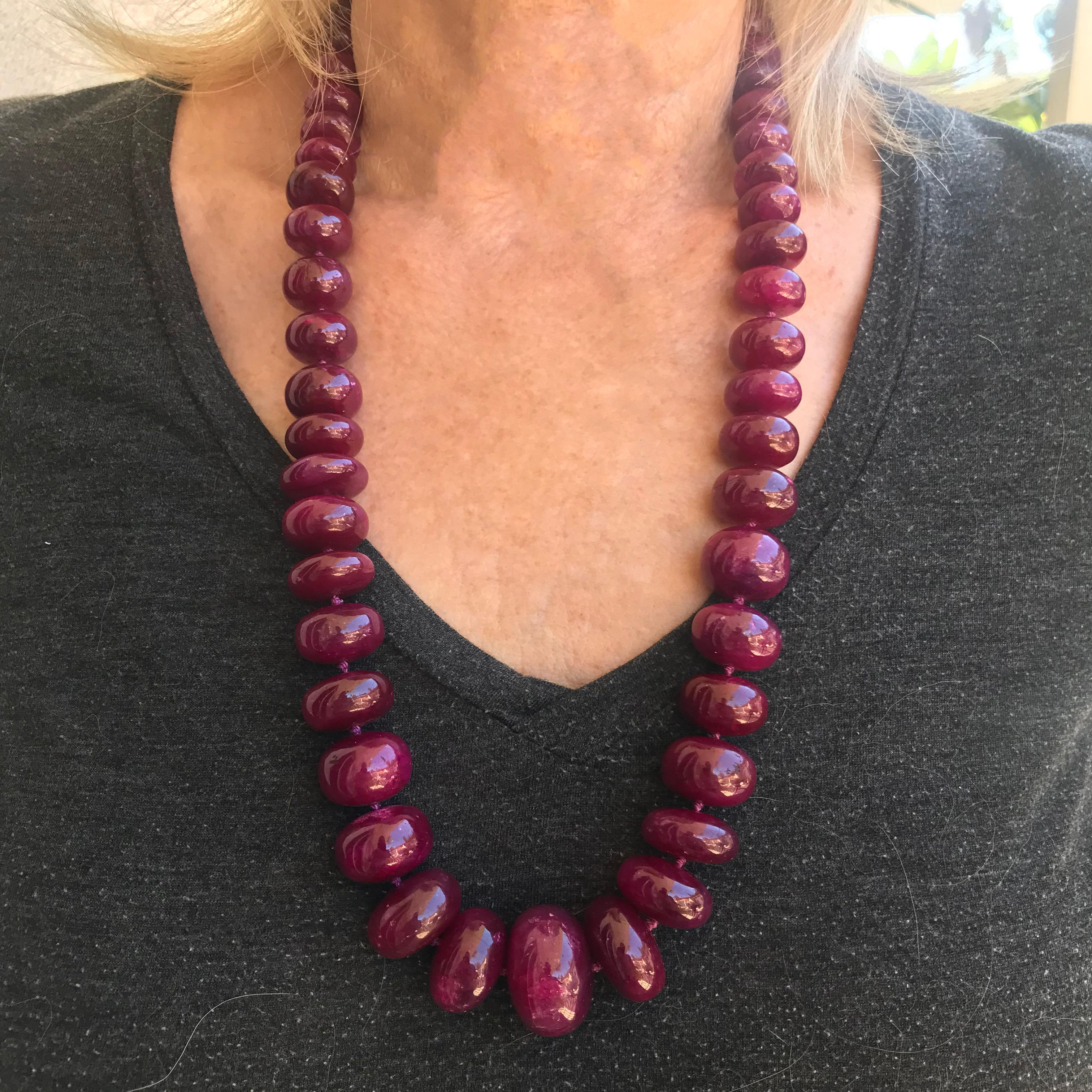 La lunghezza totale della collana è di 27 pollici, se invece vuoi un braccialetto e una collana più corta può essere una collana di 19 pollici e un braccialetto di 8 pollici. Se hai una collana per la quale vorresti realizzare la stessa chiusura,