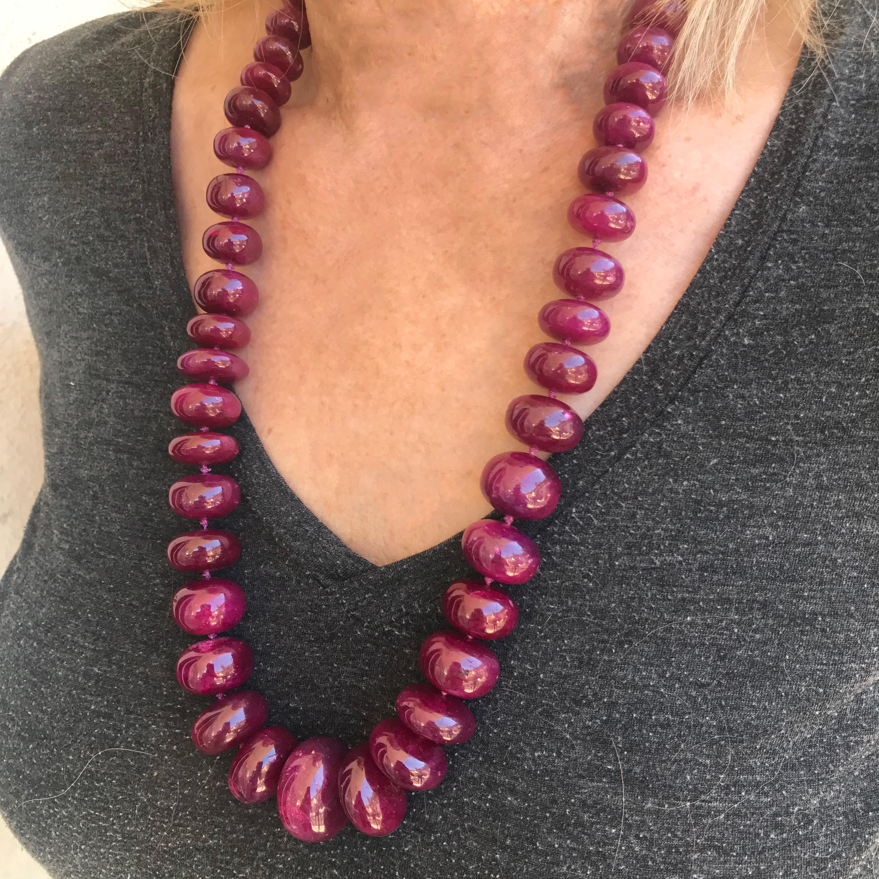 Moderno Collana di perle di rubino, oltre 2000 carati, chiusura magnetica con diamanti in vendita