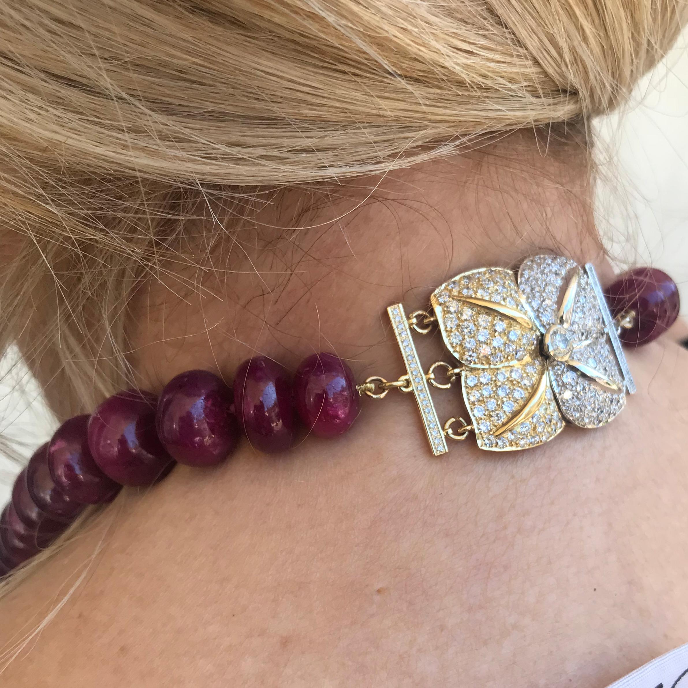 Taglio cuscino Collana di perle di rubino, oltre 2000 carati, chiusura magnetica con diamanti in vendita