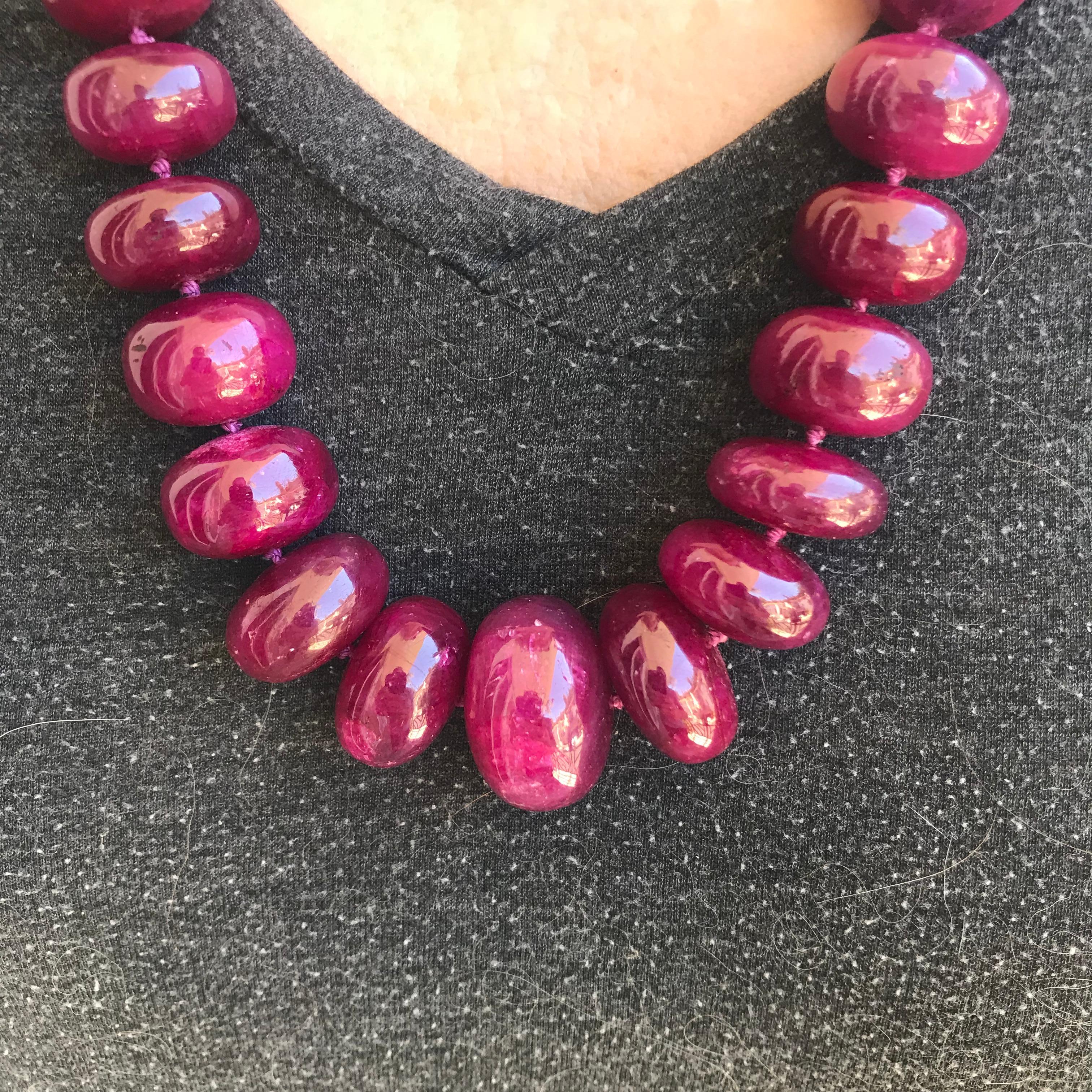 Collana di perle di rubino, oltre 2000 carati, chiusura magnetica con diamanti in vendita 1