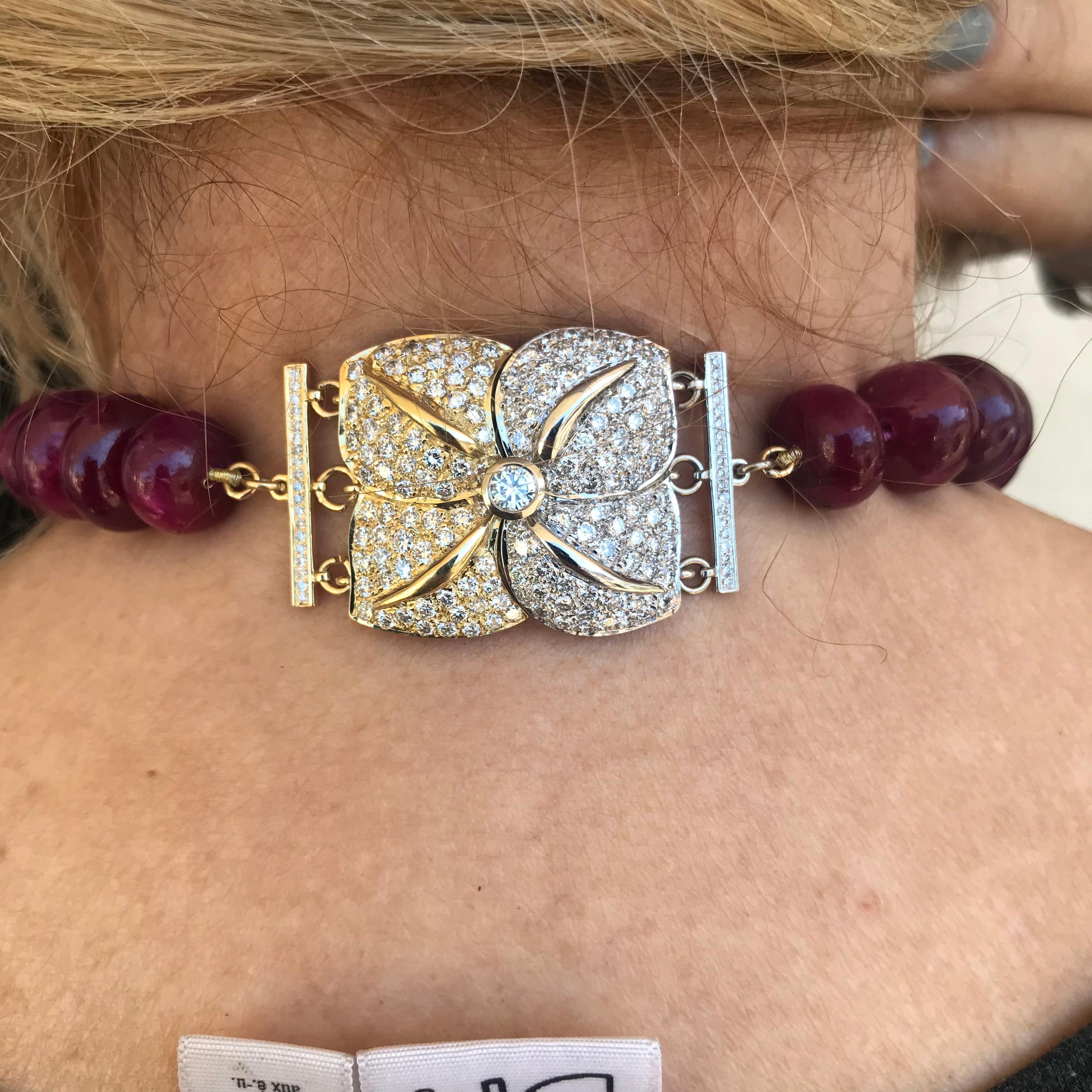 Collana di perle di rubino, oltre 2000 carati, chiusura magnetica con diamanti in vendita 2