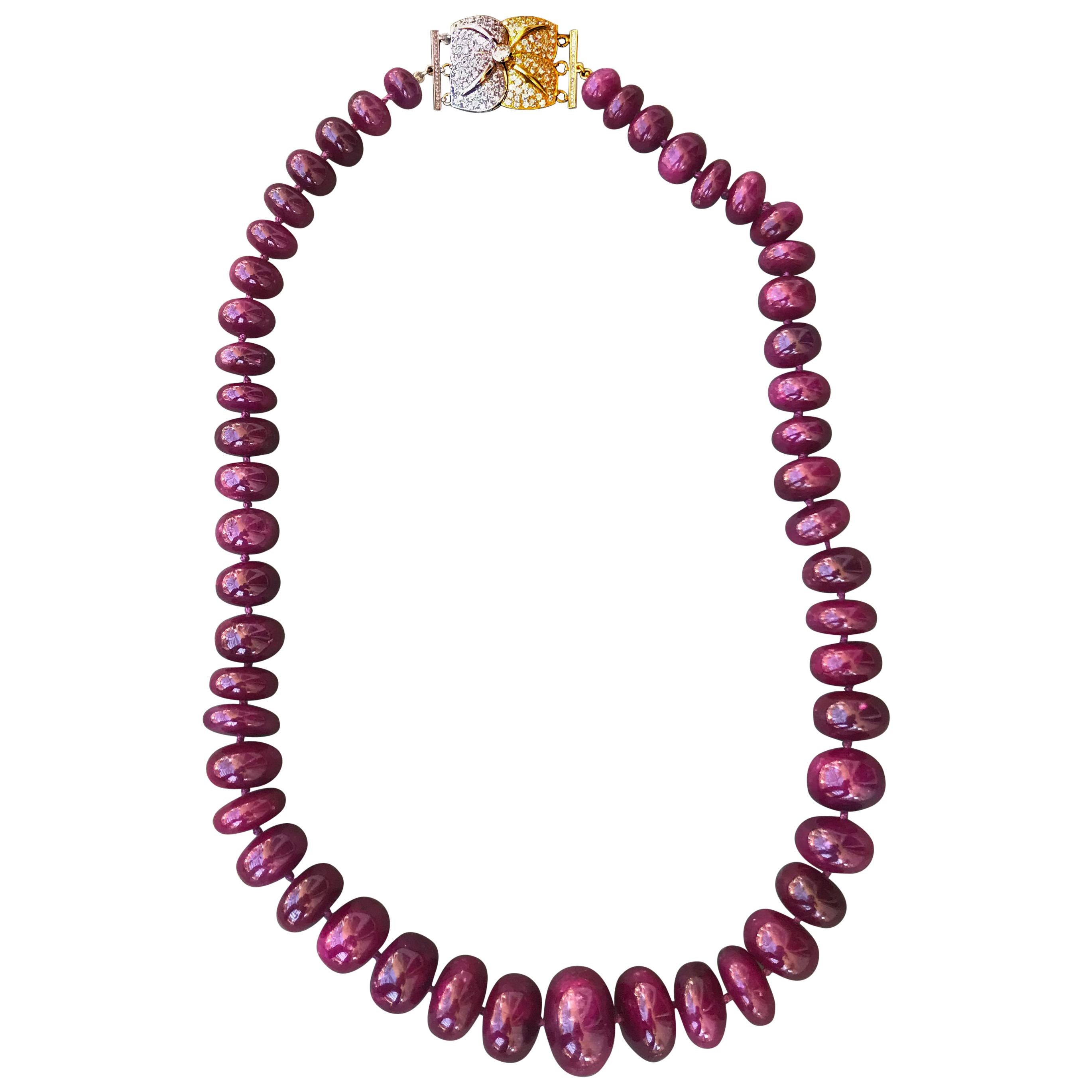 Collana di perle di rubino, oltre 2000 carati, chiusura magnetica con diamanti in vendita
