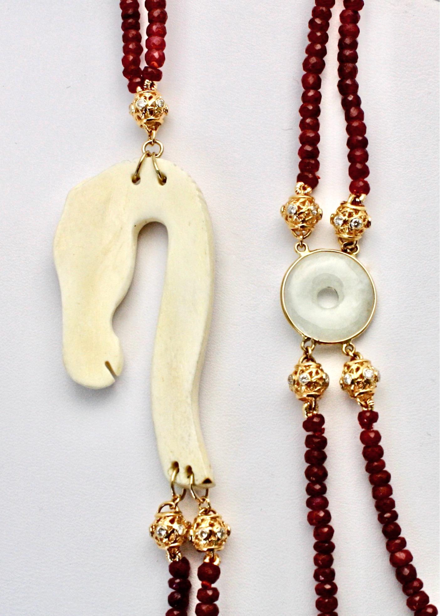 Collar de cuentas de rubí con jade, hueso y diamantes Oro amarillo de 18 quilates en venta 5