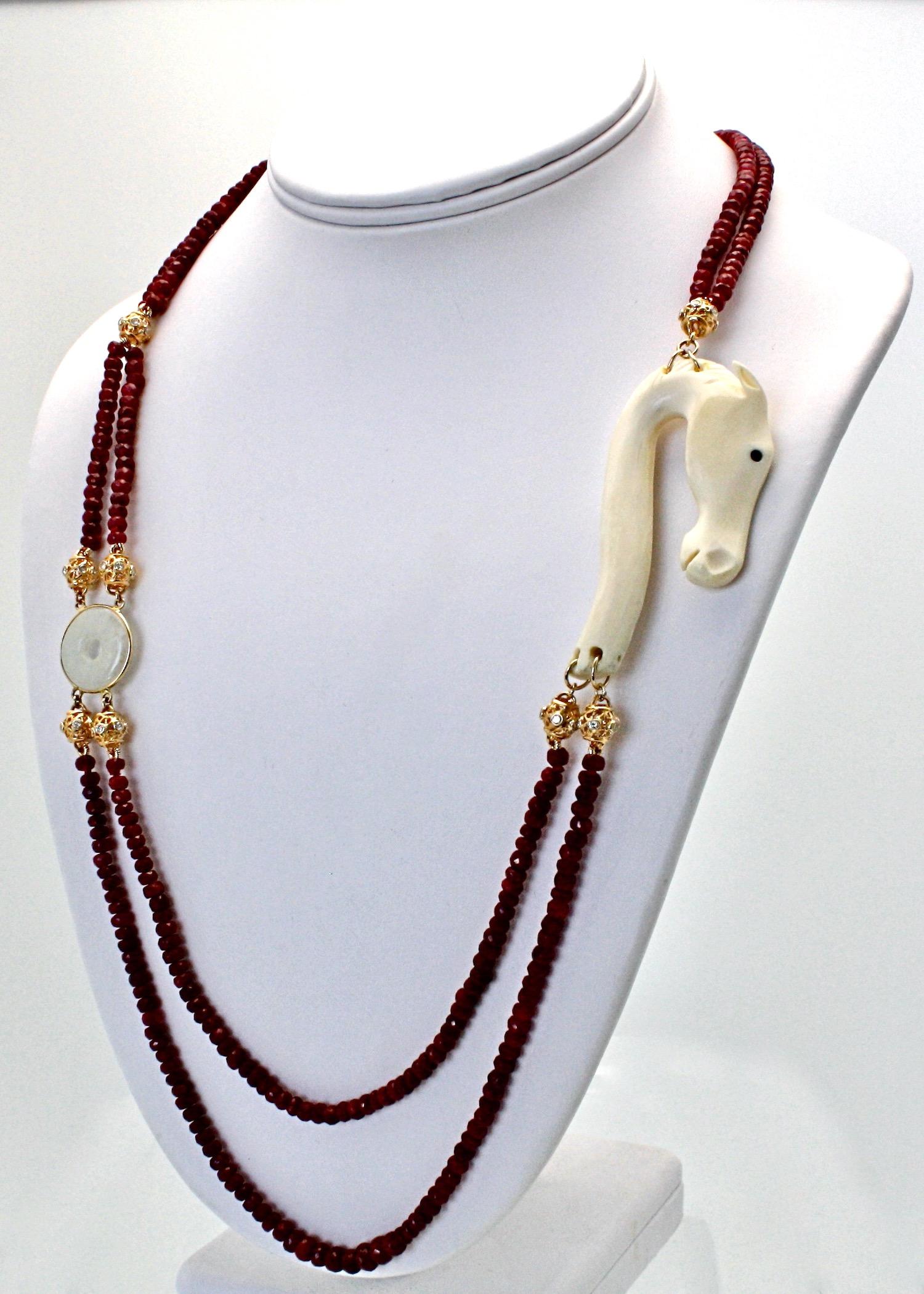 Collar de cuentas de rubí con jade, hueso y diamantes Oro amarillo de 18 quilates en venta 7