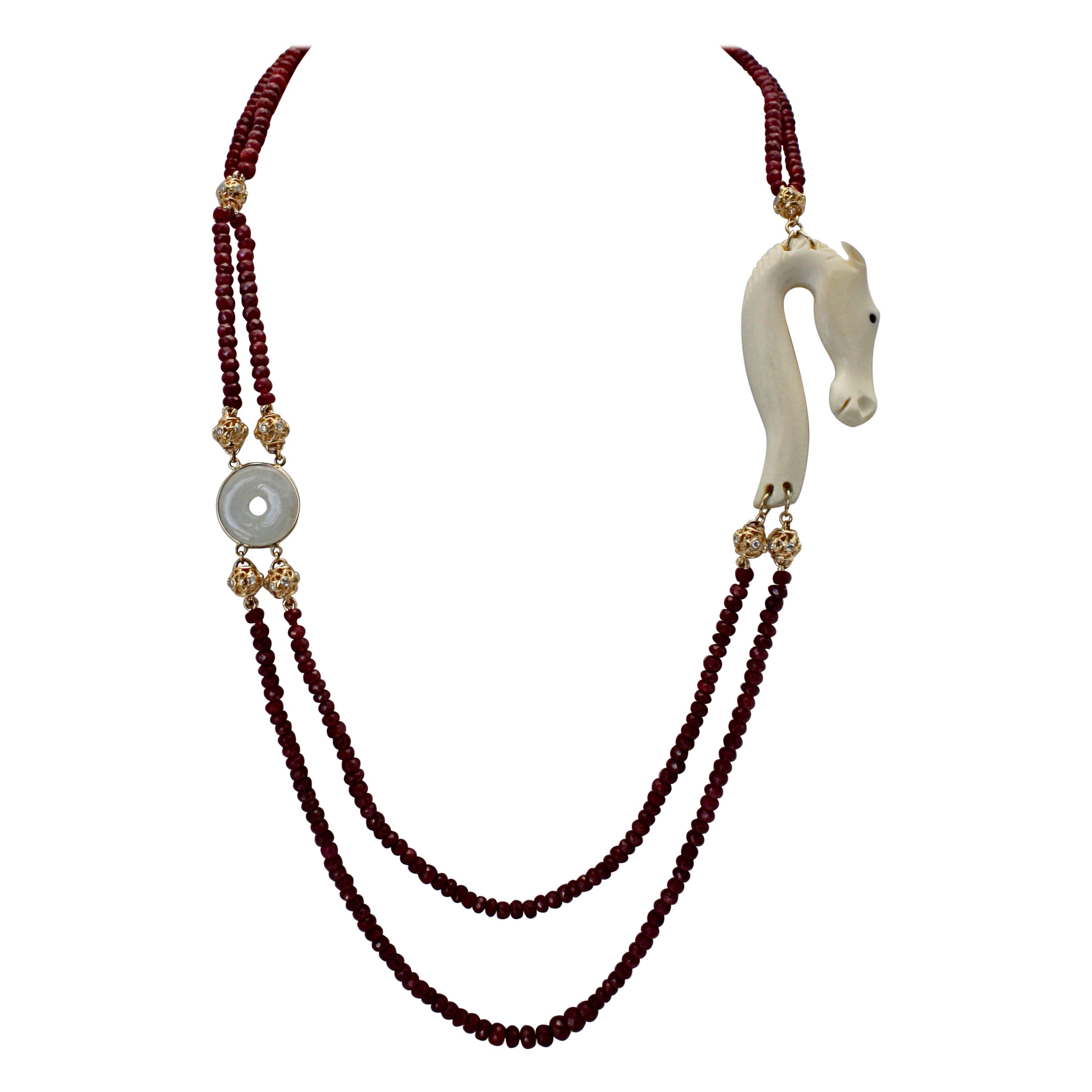 Perlenkette mit Rubin mit Jade, Knochen, Diamanten aus 18 Karat Gelbgold im Angebot