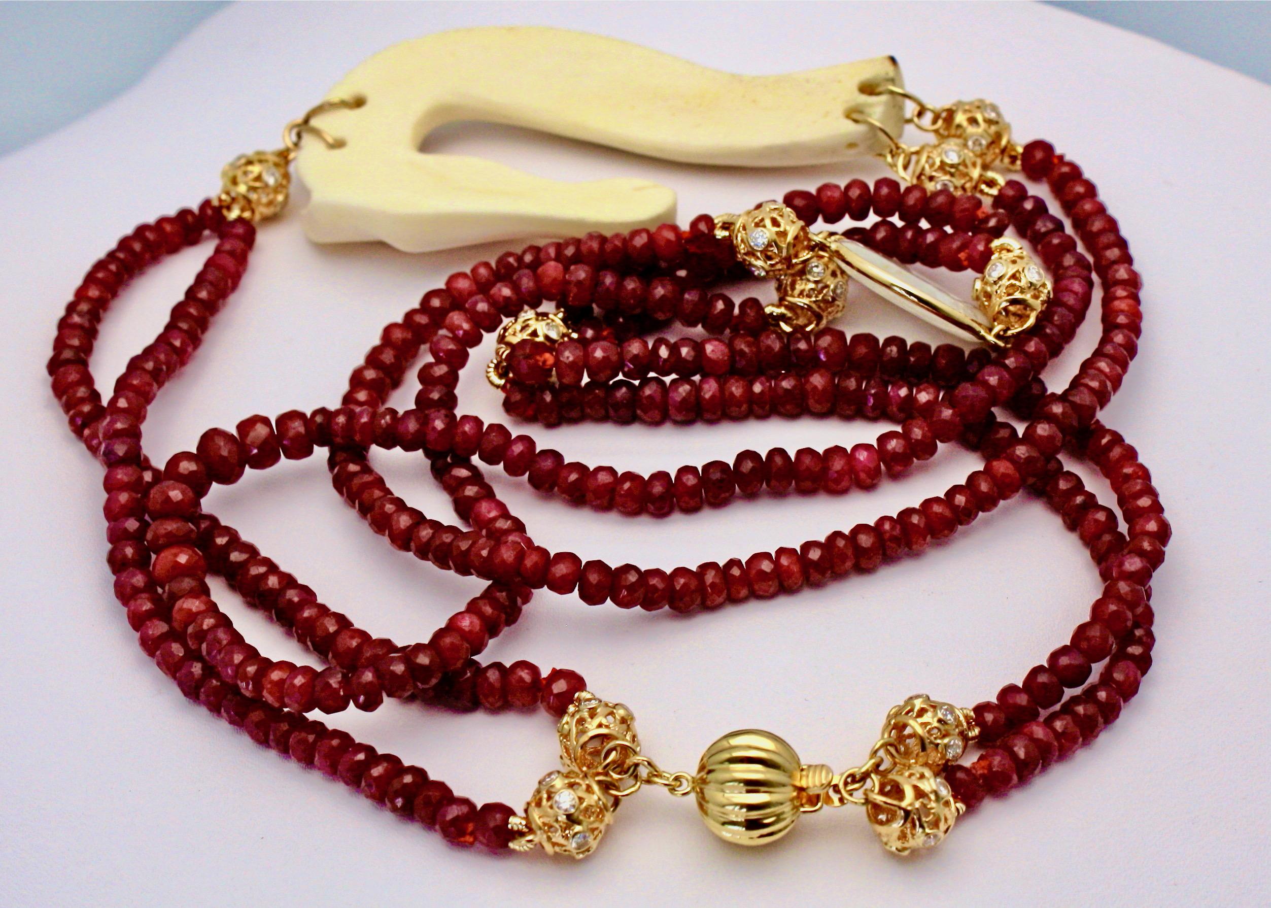 Perlenkette mit Rubin mit Jade, Knochen, Diamanten aus 18 Karat Gelbgold (Ästhetizismus) im Angebot