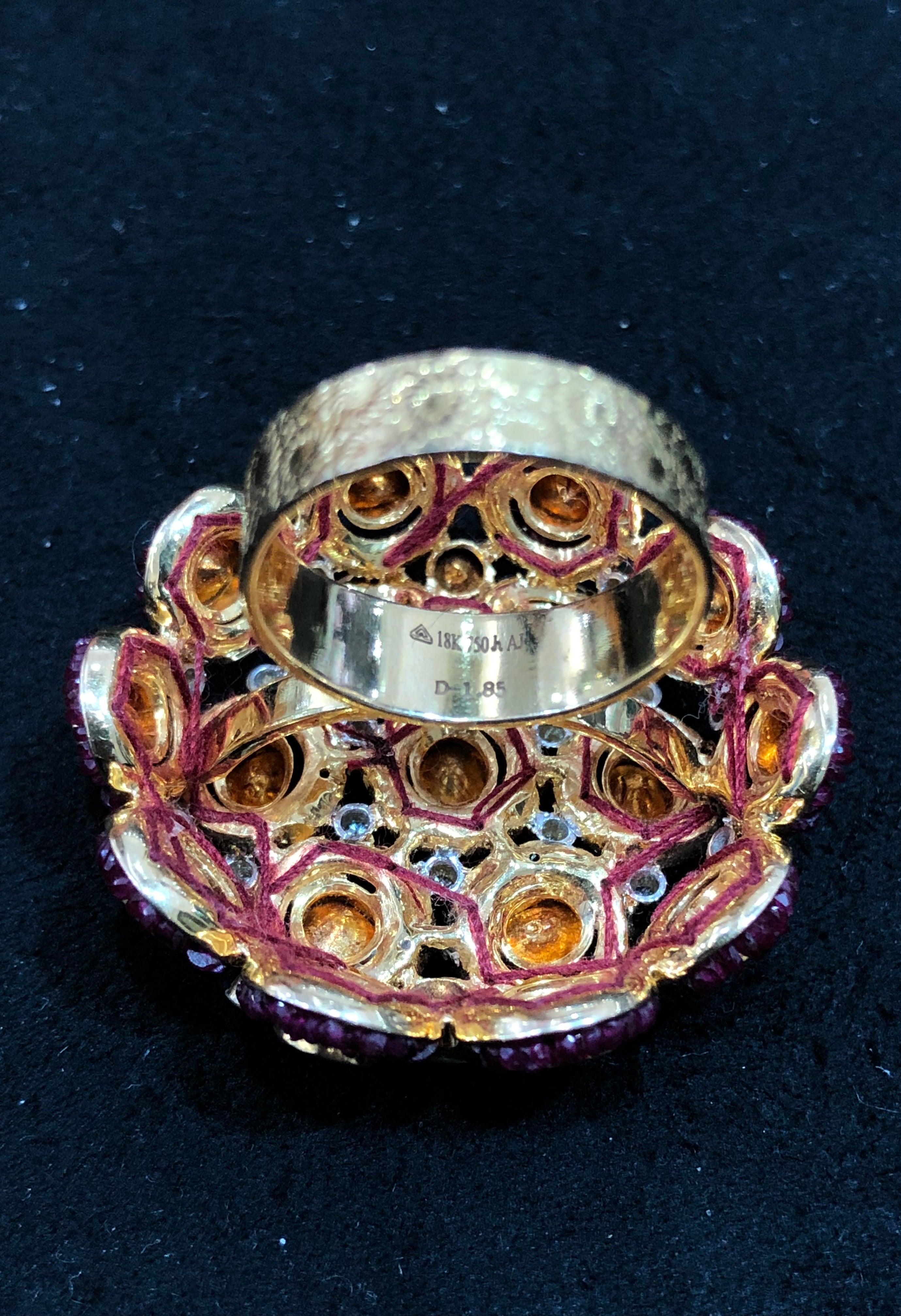 En vente :  Bague cocktail en or 18k avec perles de rubis et diamants non taillés 3