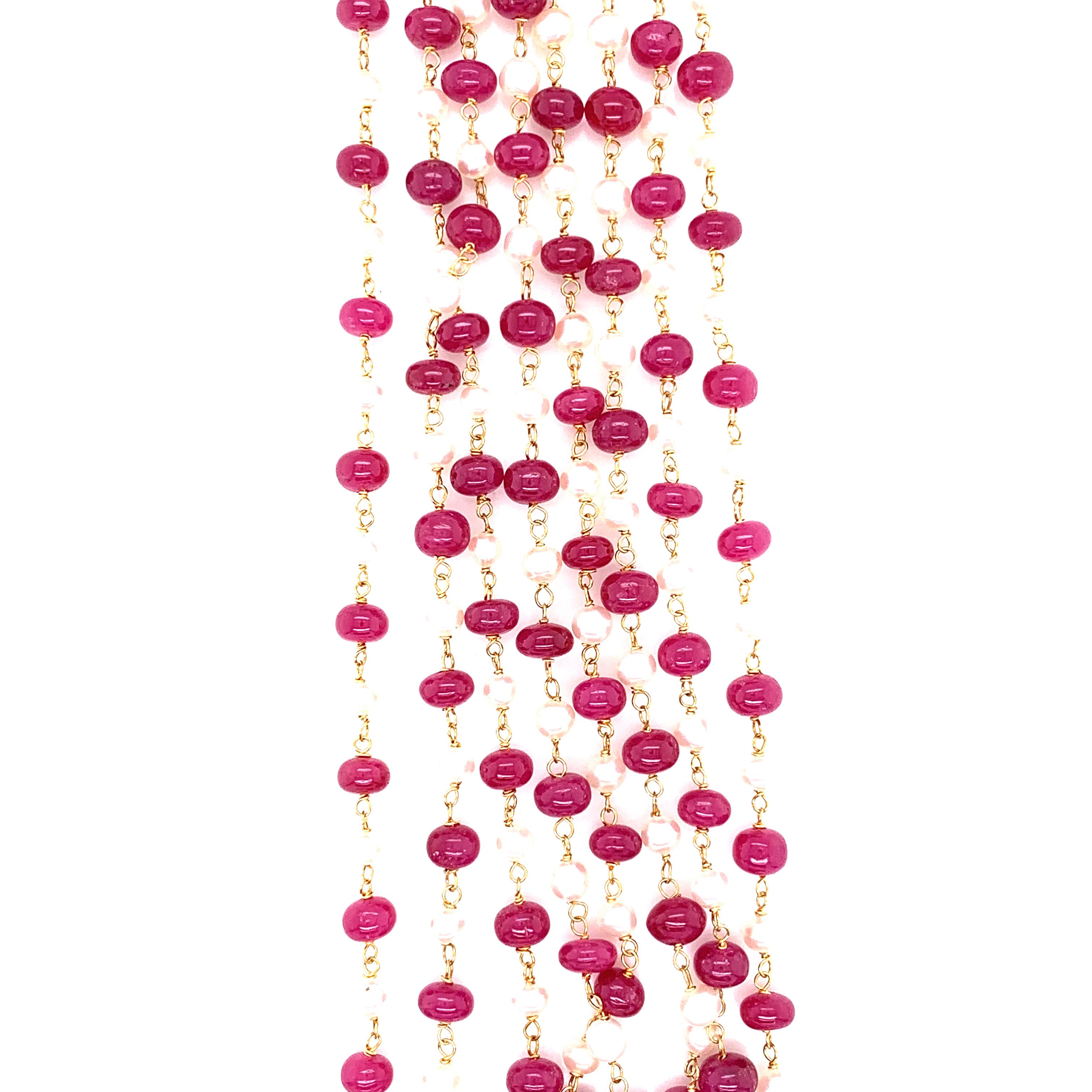Rubinperlen und Südsee-Zuchtperlen 22K Gold Halskette: 

Dieses wunderschöne Collier besteht aus feuerroten Rubinperlen mit einem Gewicht von 121 Karat und weißen Südsee-Zuchtperlen mit einem Gewicht von 34,36 Karat, die zwischen den Rubinen