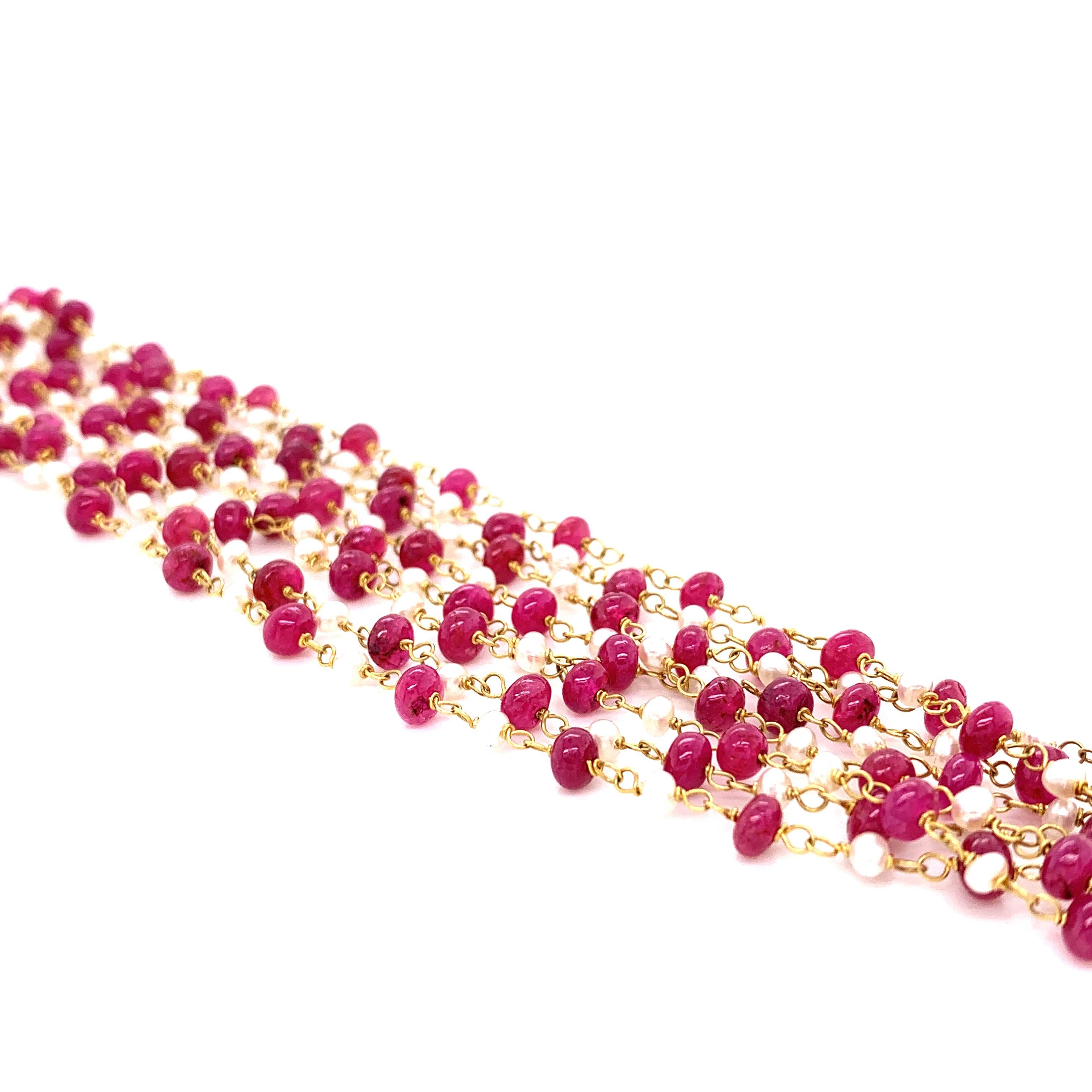 Collier en or 22K composé de perles de rubis et de perles des mers du Sud de culture :   

Ce magnifique collier est composé de perles de rubis rouge feu pesant 54,05 carats, et de perles blanches des mers du Sud de 14 carats intercalées entre les
