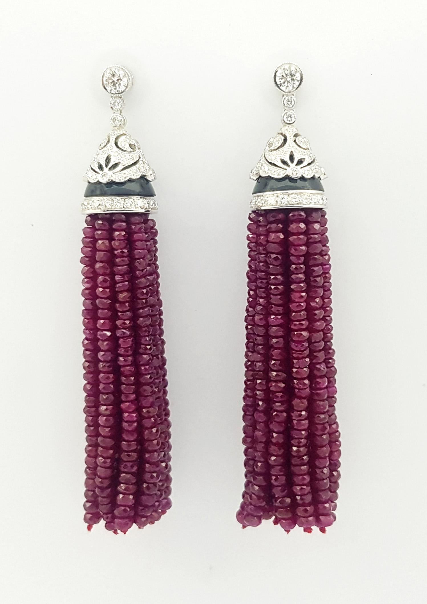 Contemporain Boucles d'oreilles composées de perles de rubis, de diamants et d'onyx sur monture en or blanc 18 carats en vente