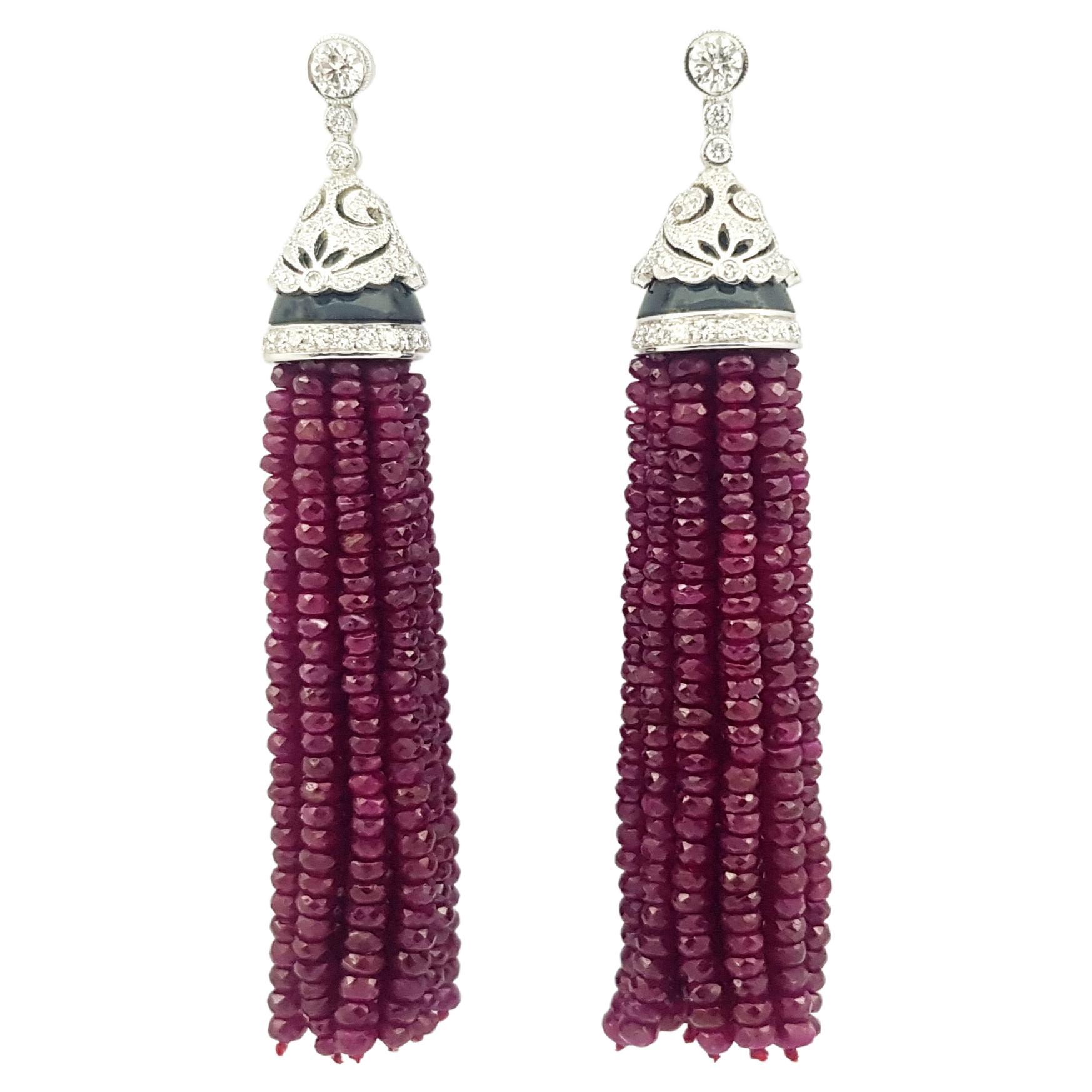 Boucles d'oreilles composées de perles de rubis, de diamants et d'onyx sur monture en or blanc 18 carats en vente