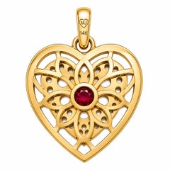 Ciondolo a forma di cuore con pietra di rubino, smalto bianco e oro 14 carati di MEGHNA JEWELS