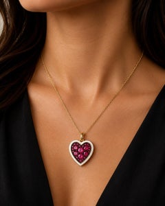 Ciondolo a forma di cuore con pietra di rubino, smalto bianco e oro 14 carati di MEGHNA JEWELS