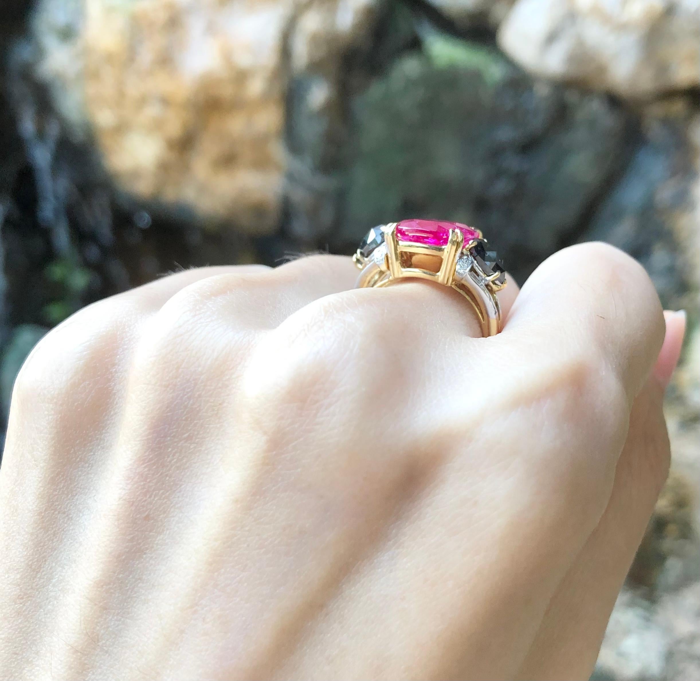 Bague en rubis de 4,86 carats, diamant noir de 1,58 carat et diamant de 0,30 carat sertis dans des montures en or 18 carats

Largeur :  2,1 cm 
Longueur : 1,3 cm
Taille de l'anneau : 52
Poids total : 7,54 grammes

Ruby 
Largeur :  1,0 cm 
Longueur :