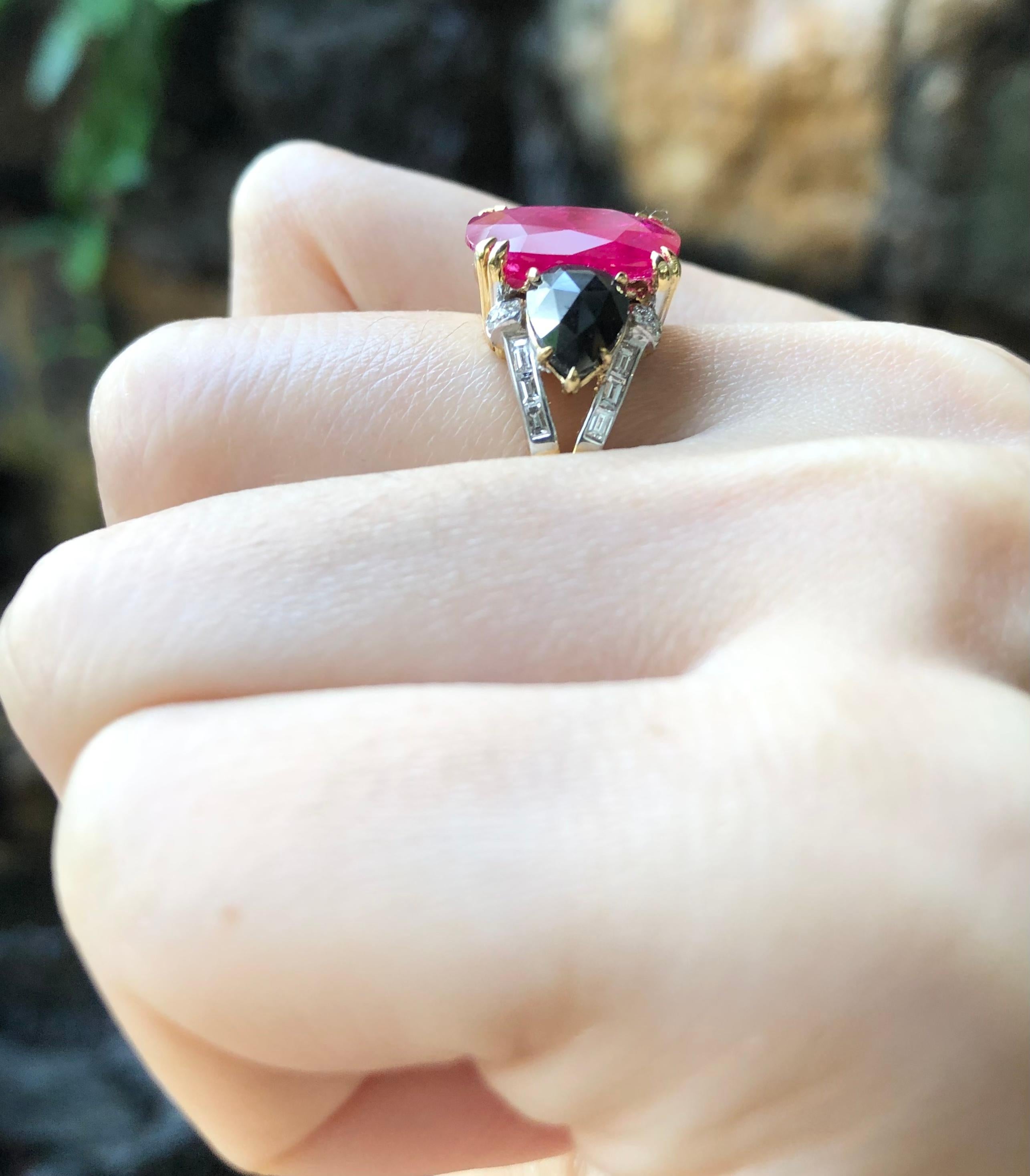 Ruby, Black Diamond and Diamond Ring Set in 18 Karat Gold Settings For Sale 1