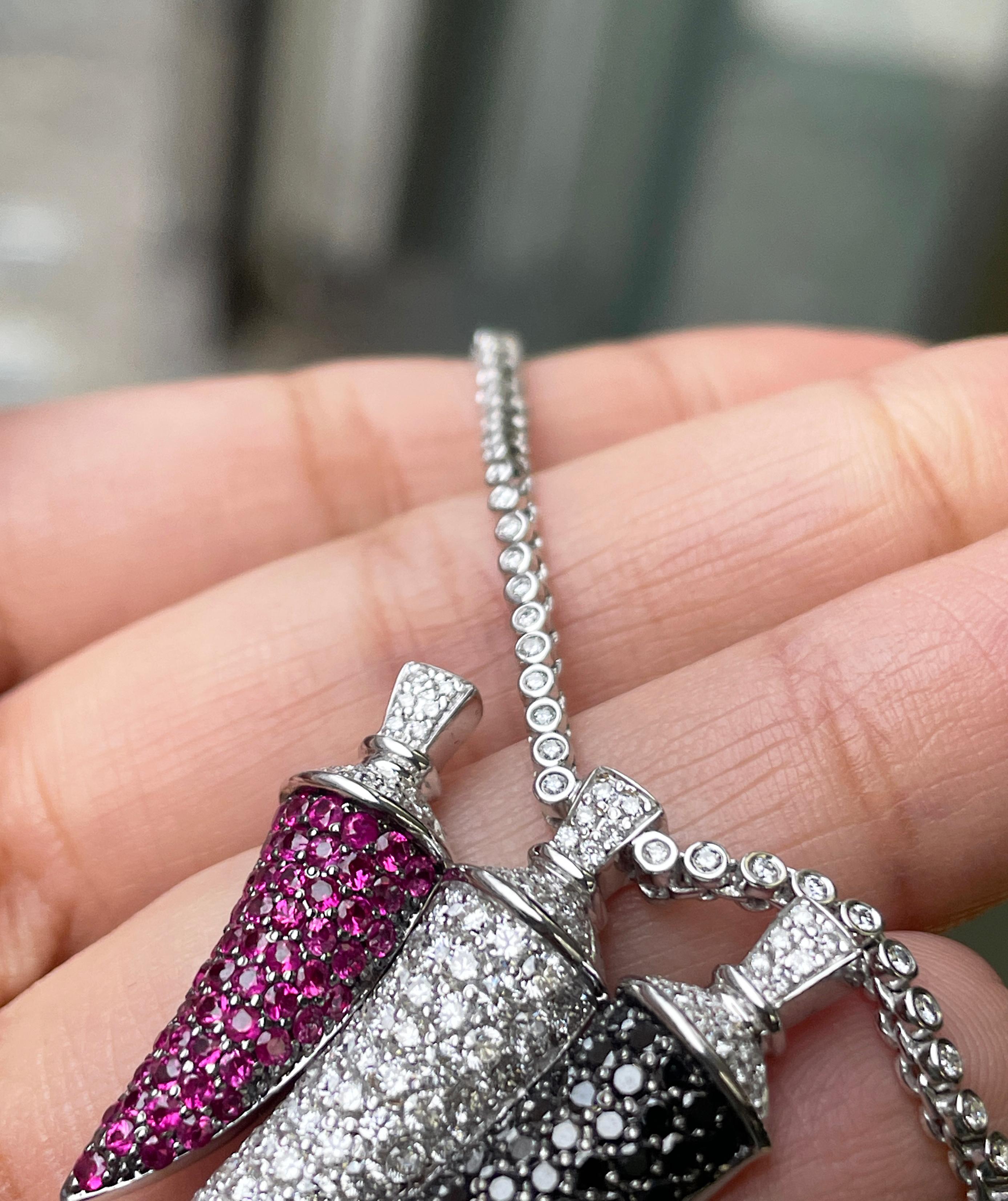 Ciondolo a tre corni in oro bianco 18 carati con rubino, diamante bianco e nero e catena di diamanti In condizioni buone in vendita a London, GB