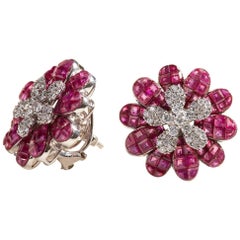 Boucles d'oreilles en forme de fleur en rubis et diamants