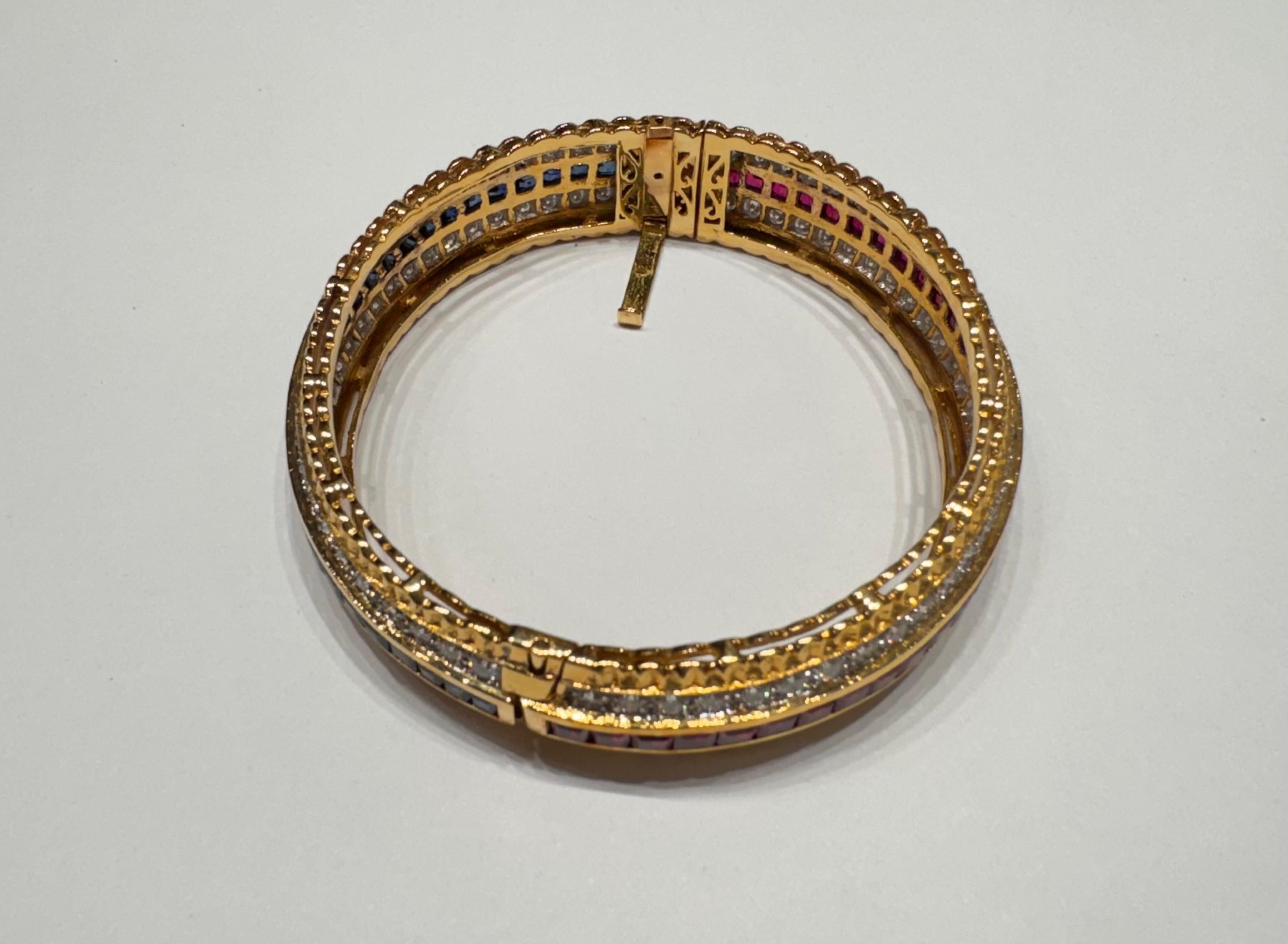 Beidseitig besetzter Armreif mit Rubin, blauem Saphir und Diamant in 18K Goldfassung im Angebot 5