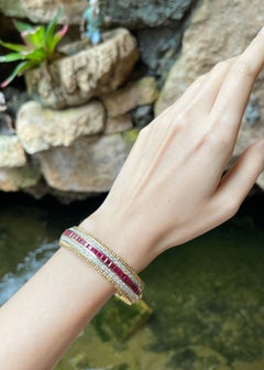 Pulsera de doble cara de rubí, zafiro azul y diamante engastada en oro de 18 quilates