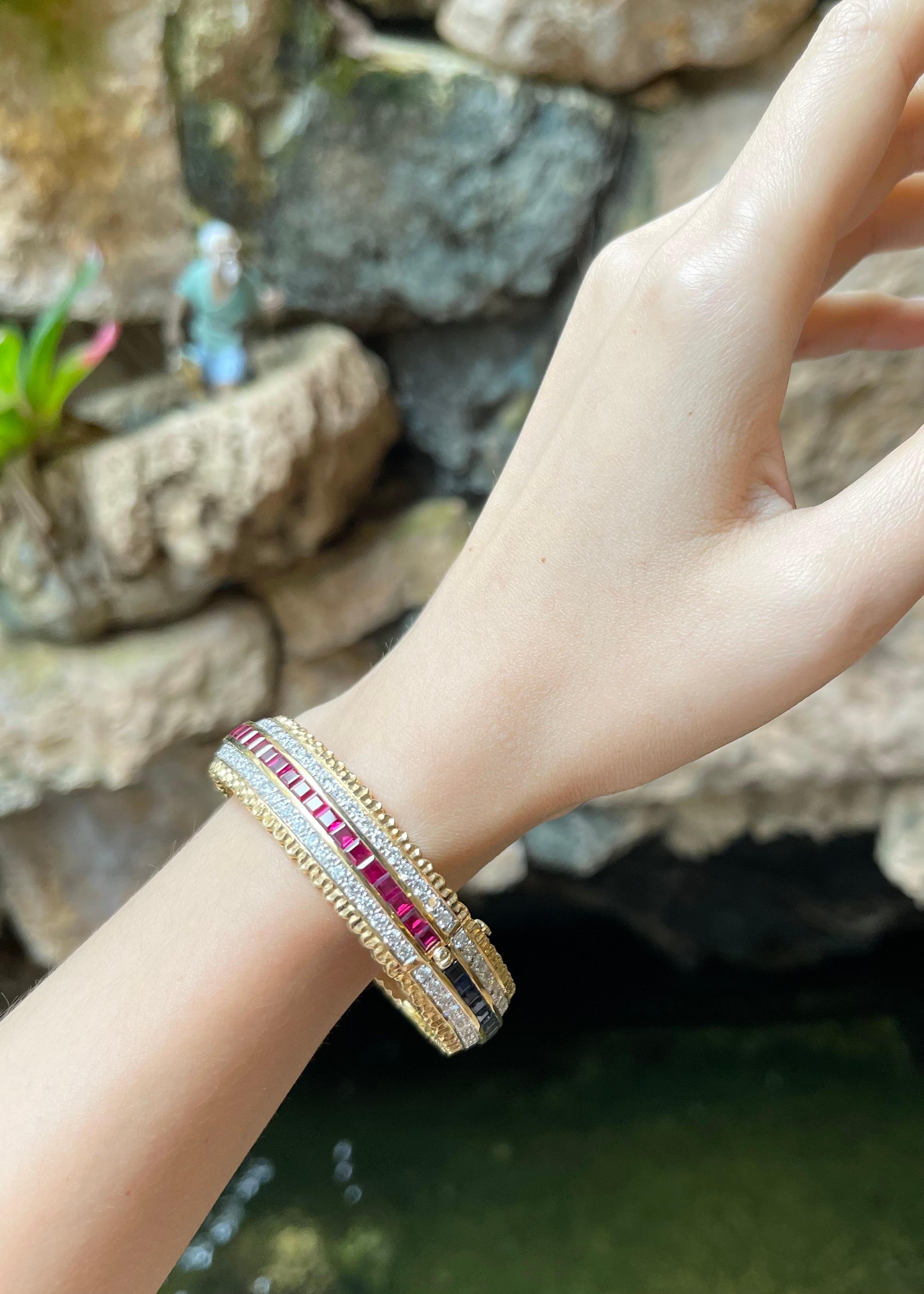 Beidseitig besetzter Armreif mit Rubin, blauem Saphir und Diamant in 18K Goldfassung (Zeitgenössisch) im Angebot