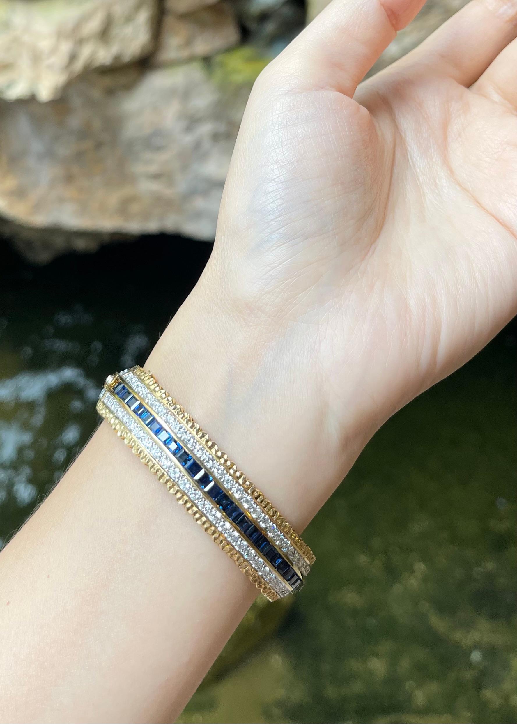 Beidseitig besetzter Armreif mit Rubin, blauem Saphir und Diamant in 18K Goldfassung im Zustand „Neu“ im Angebot in Bangkok, TH