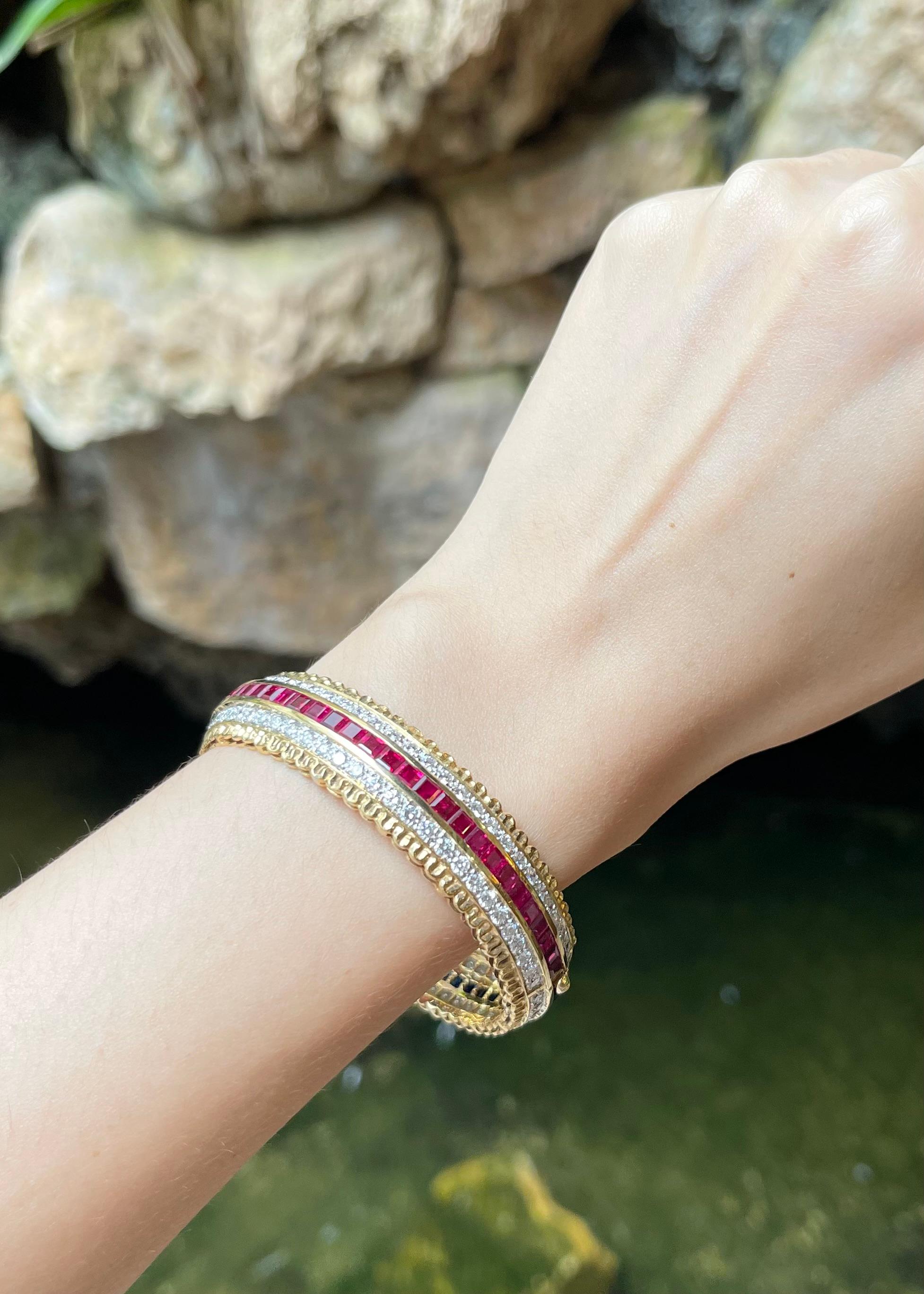 Beidseitig besetzter Armreif mit Rubin, blauem Saphir und Diamant in 18K Goldfassung Damen im Angebot