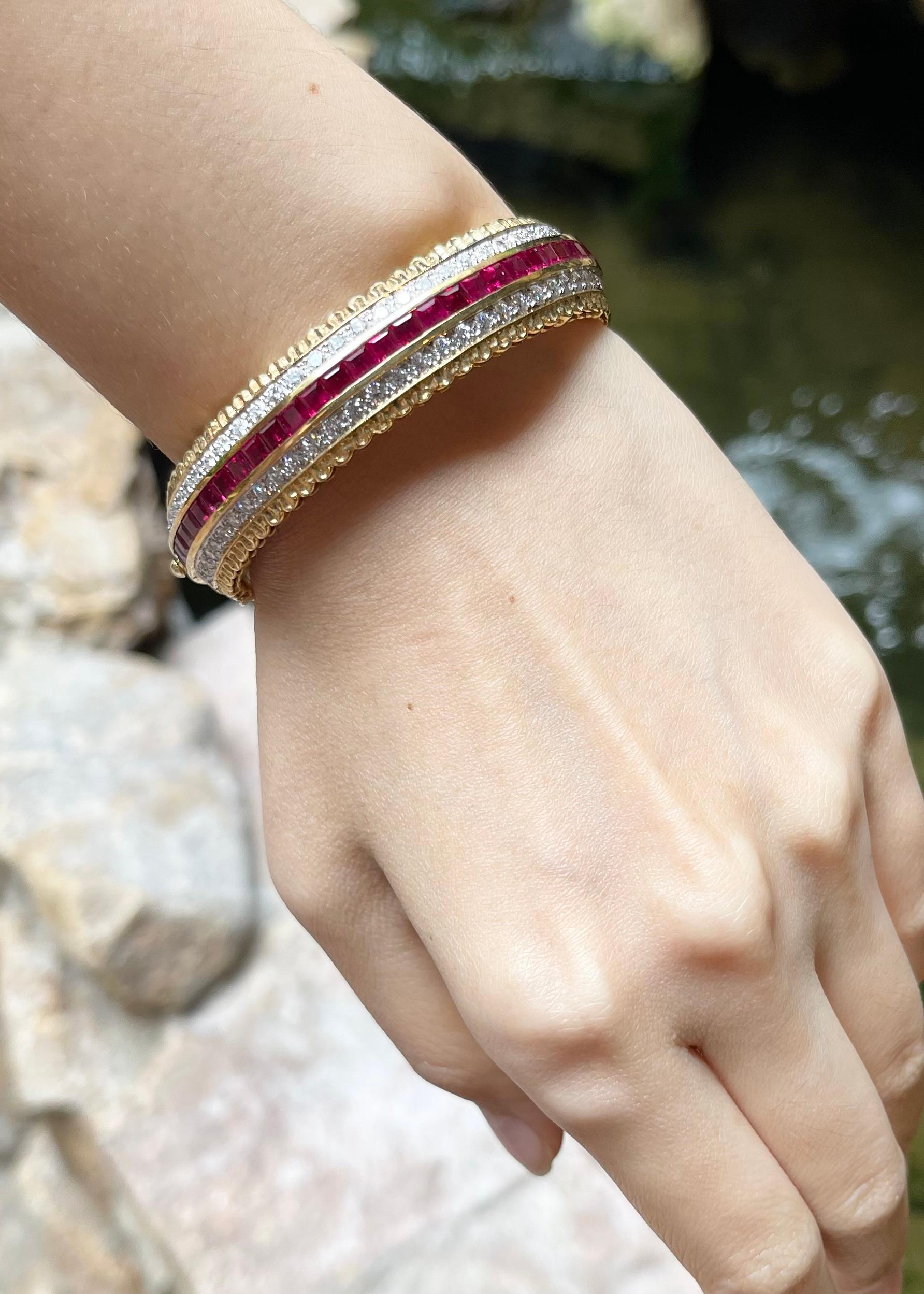 Beidseitig besetzter Armreif mit Rubin, blauem Saphir und Diamant in 18K Goldfassung im Angebot 1