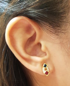 Boucles d'oreilles en or 18 carats serties de rubis, saphirs bleus et diamants