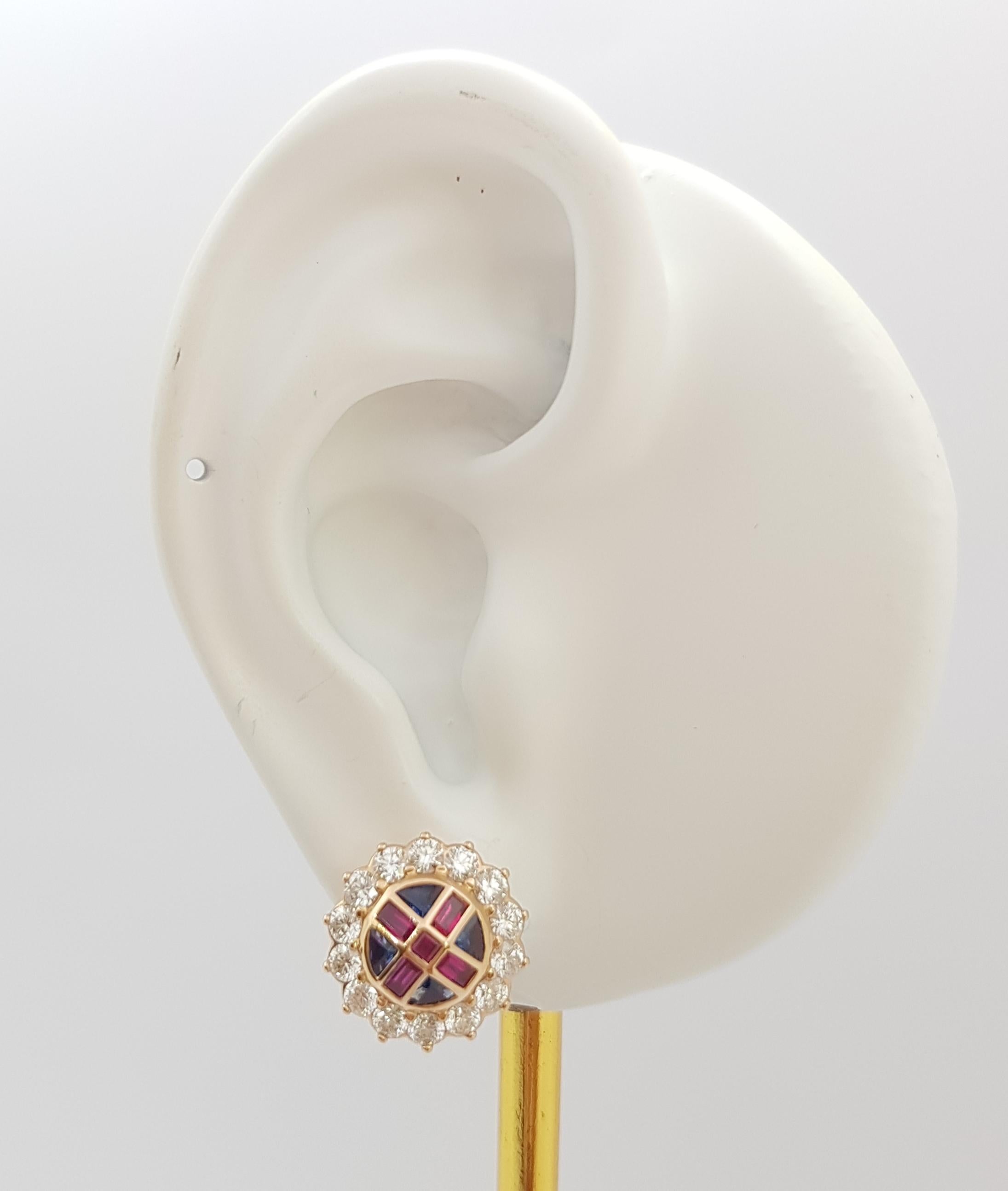 Rubin 0,71 Karat, blauer Saphir 1,50 Karat und Diamant 1,42 Karat Ohrringe in 18K Rose Gold Fassung

Breite: 1.5 cm 
Länge: 1.5 cm
Gesamtgewicht: 8,53 Gramm

