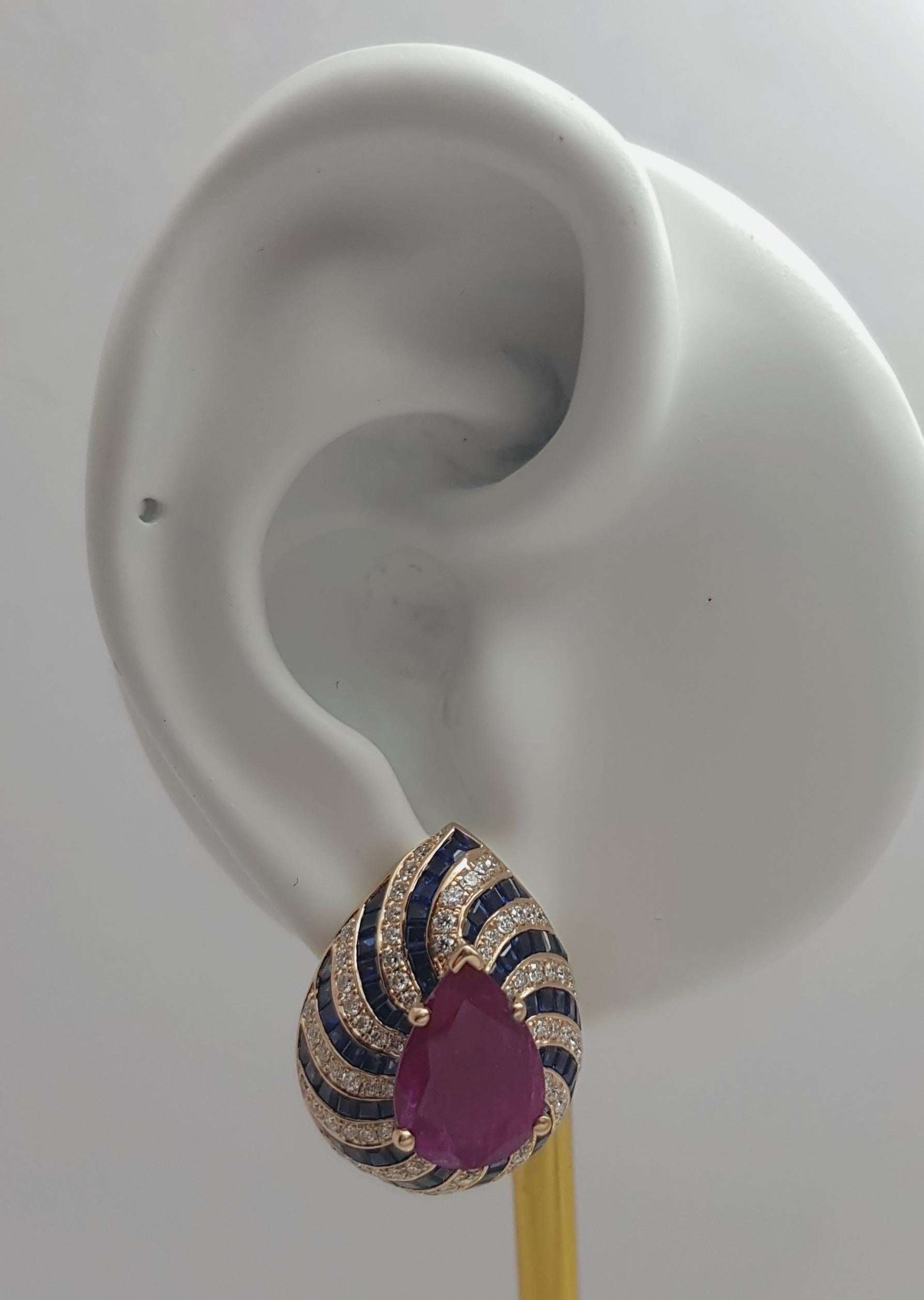 Pendientes de rubí de 8,23 quilates, zafiro azul de 5,50 quilates y diamante de 1,53 quilates engastados en oro rosa de 18 quilates

Anchura: 1.9 cm 
Longitud: 2.5 cm
Peso total: 16,36 gramos

